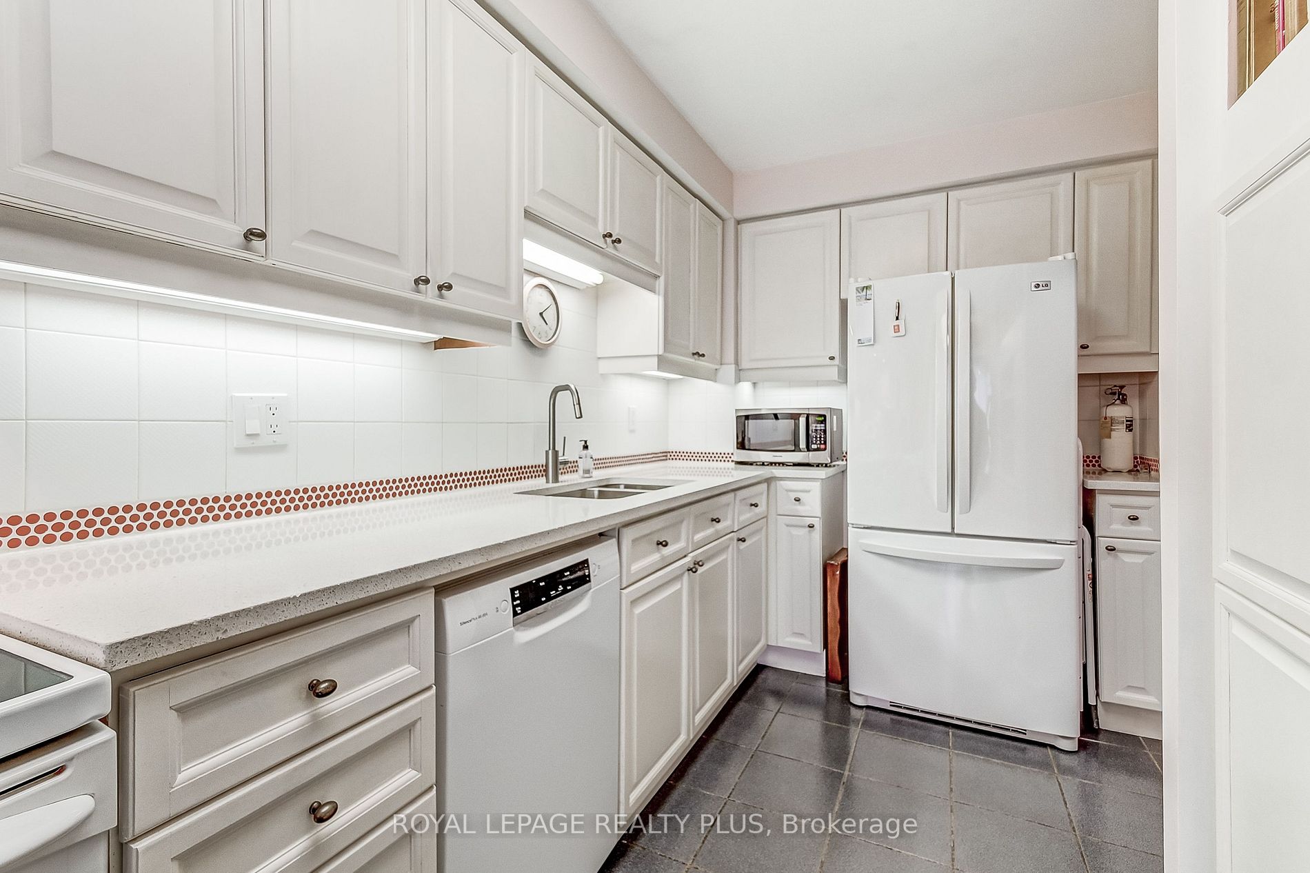 5490 Glen Erin Dr, #15