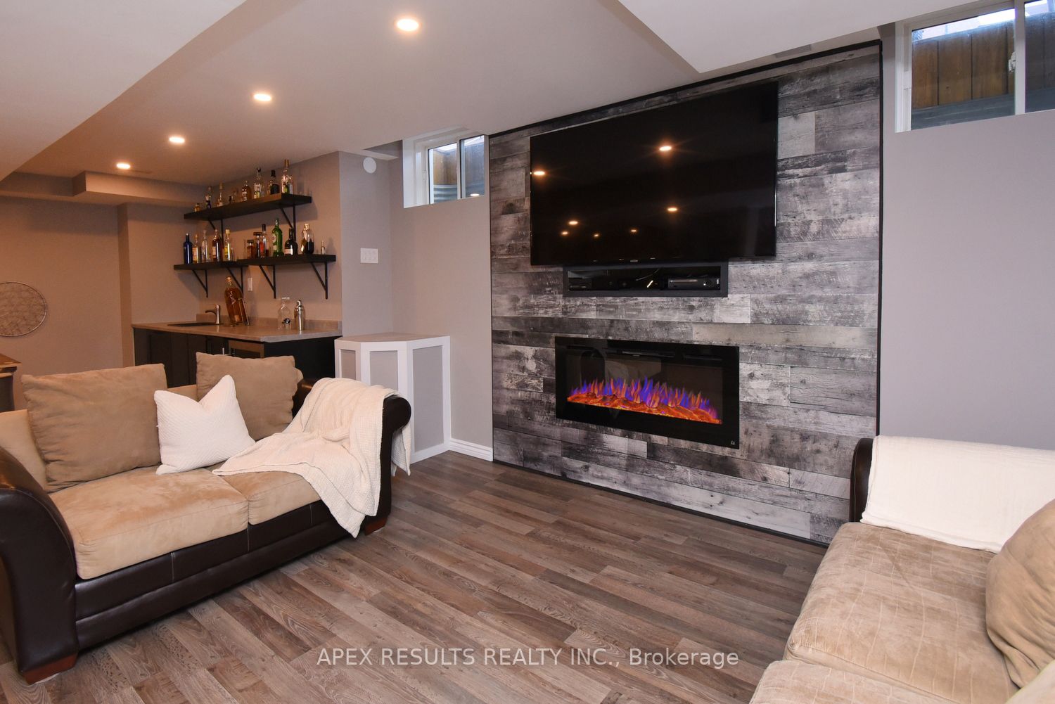 1319 Ruddy Crescent