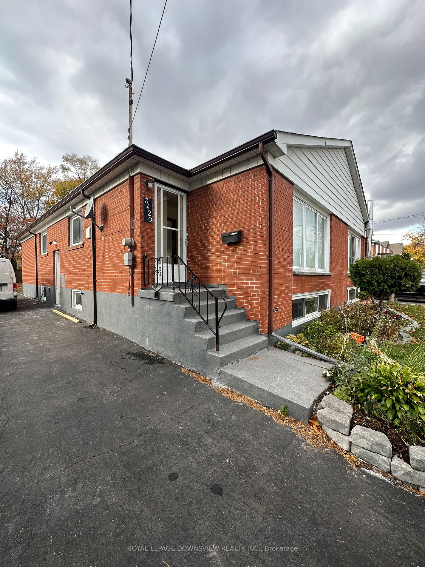 3420 Queenston Dr