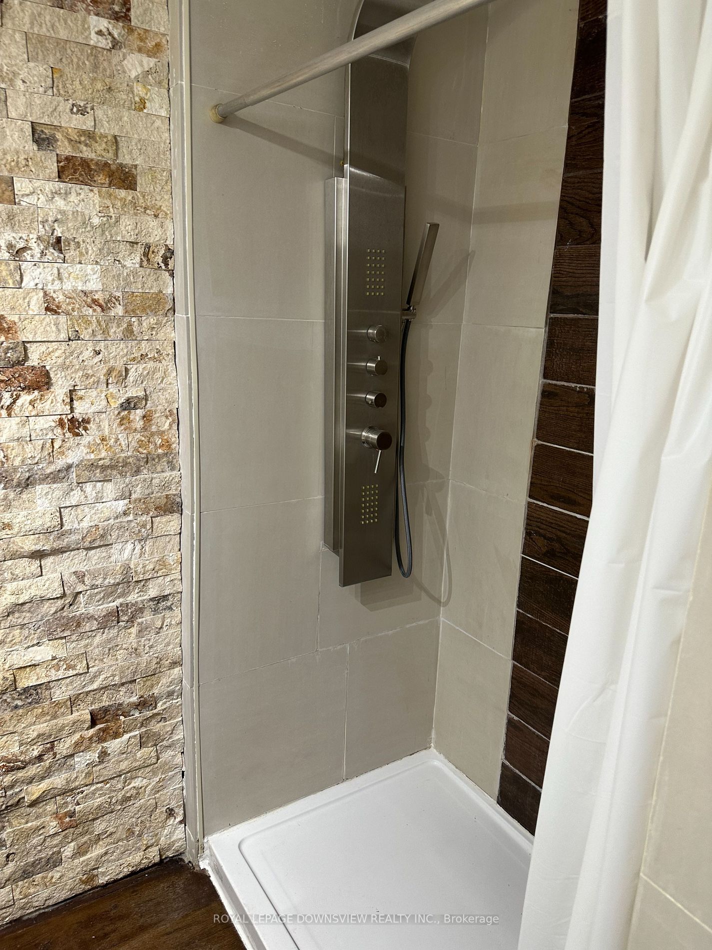 3420 Queenston Dr