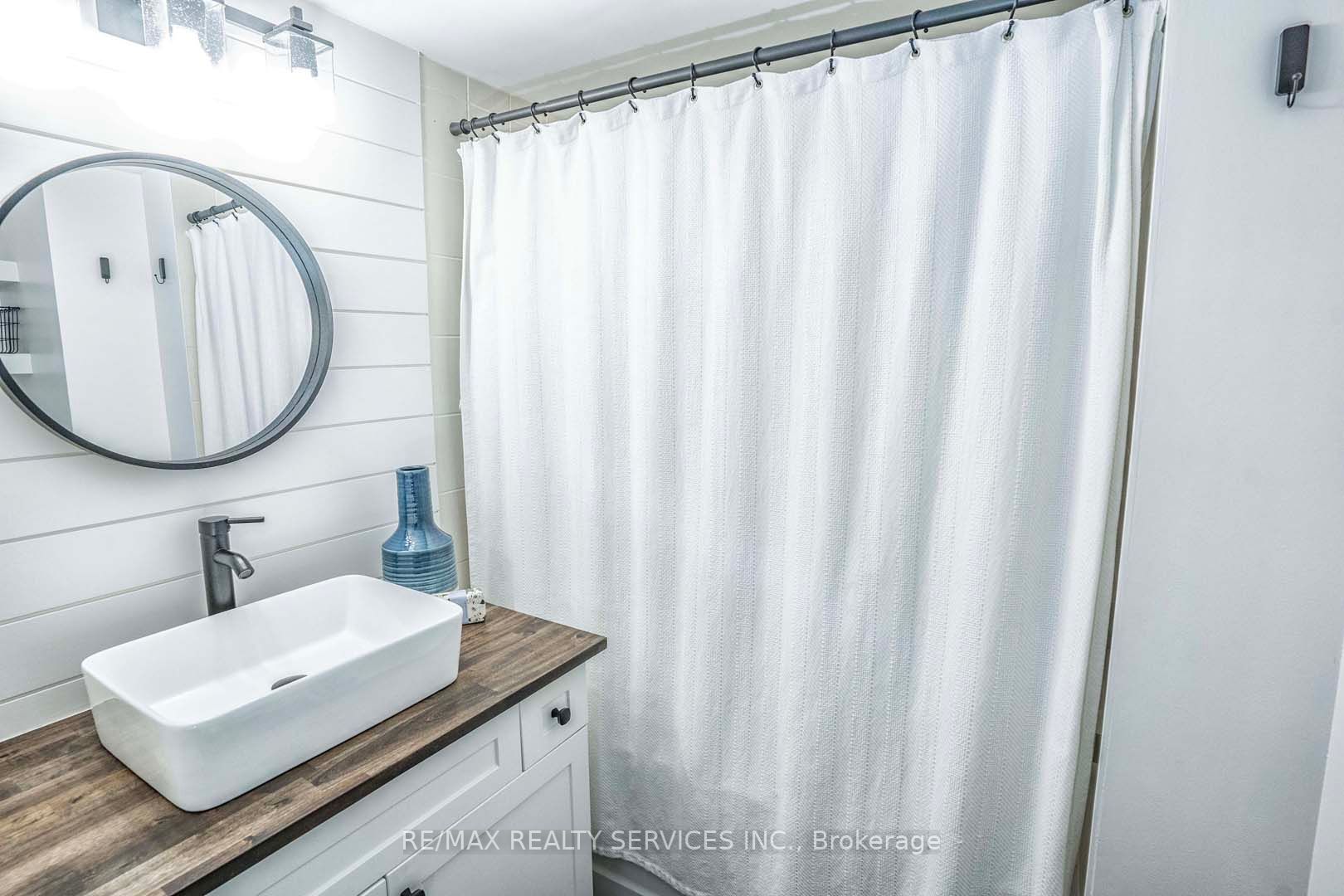 60 Baycliffe Cres, #311