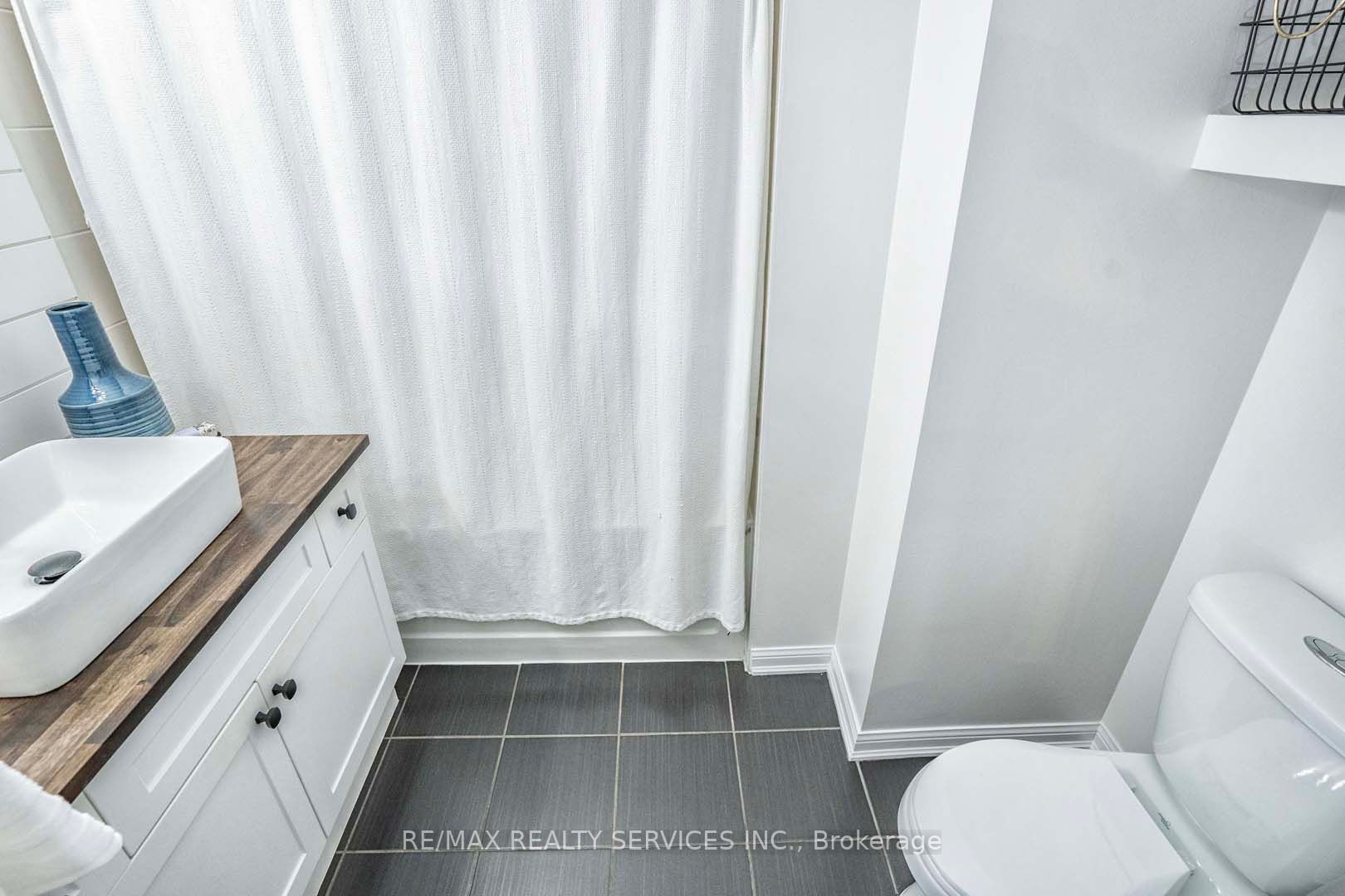 60 Baycliffe Cres, #311