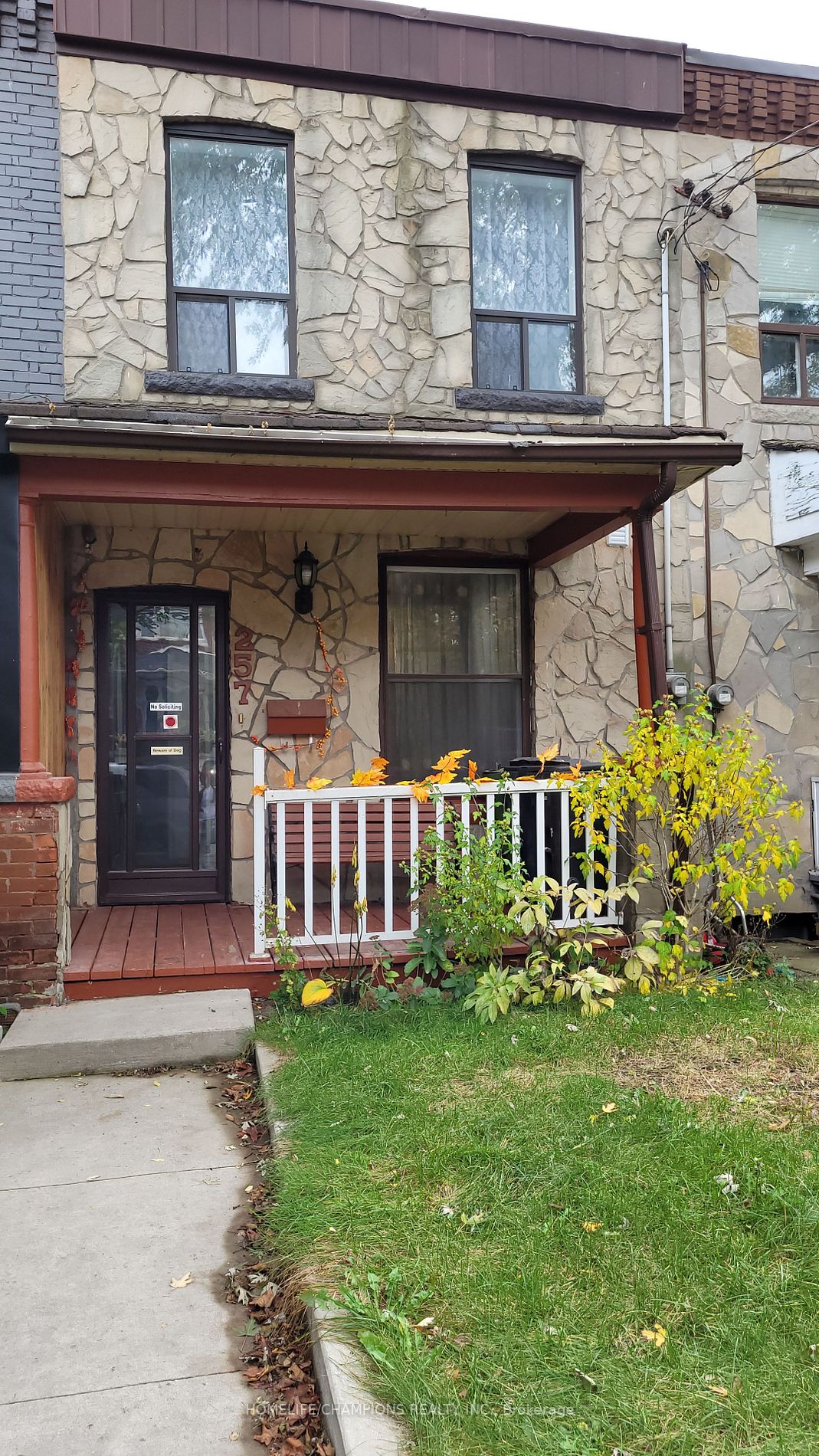257 Maria St