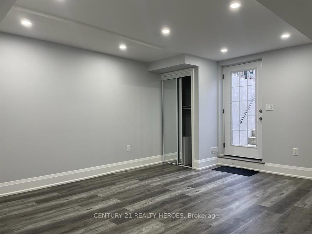 13 Frontenac Cres