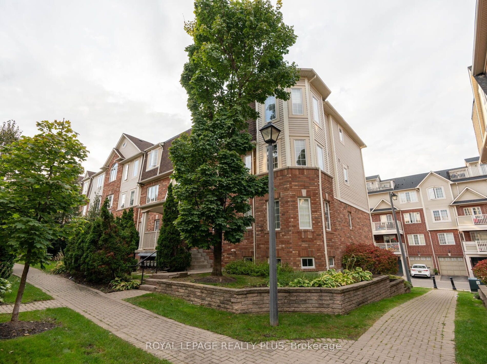 784 Neighbourhood Circ, #2
