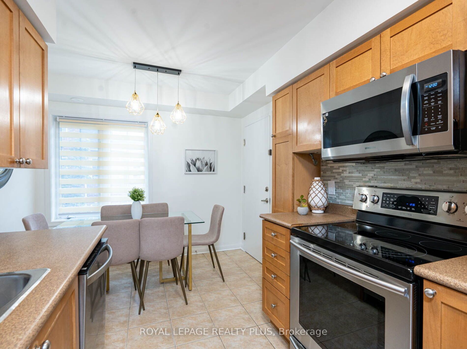 784 Neighbourhood Circ, #2