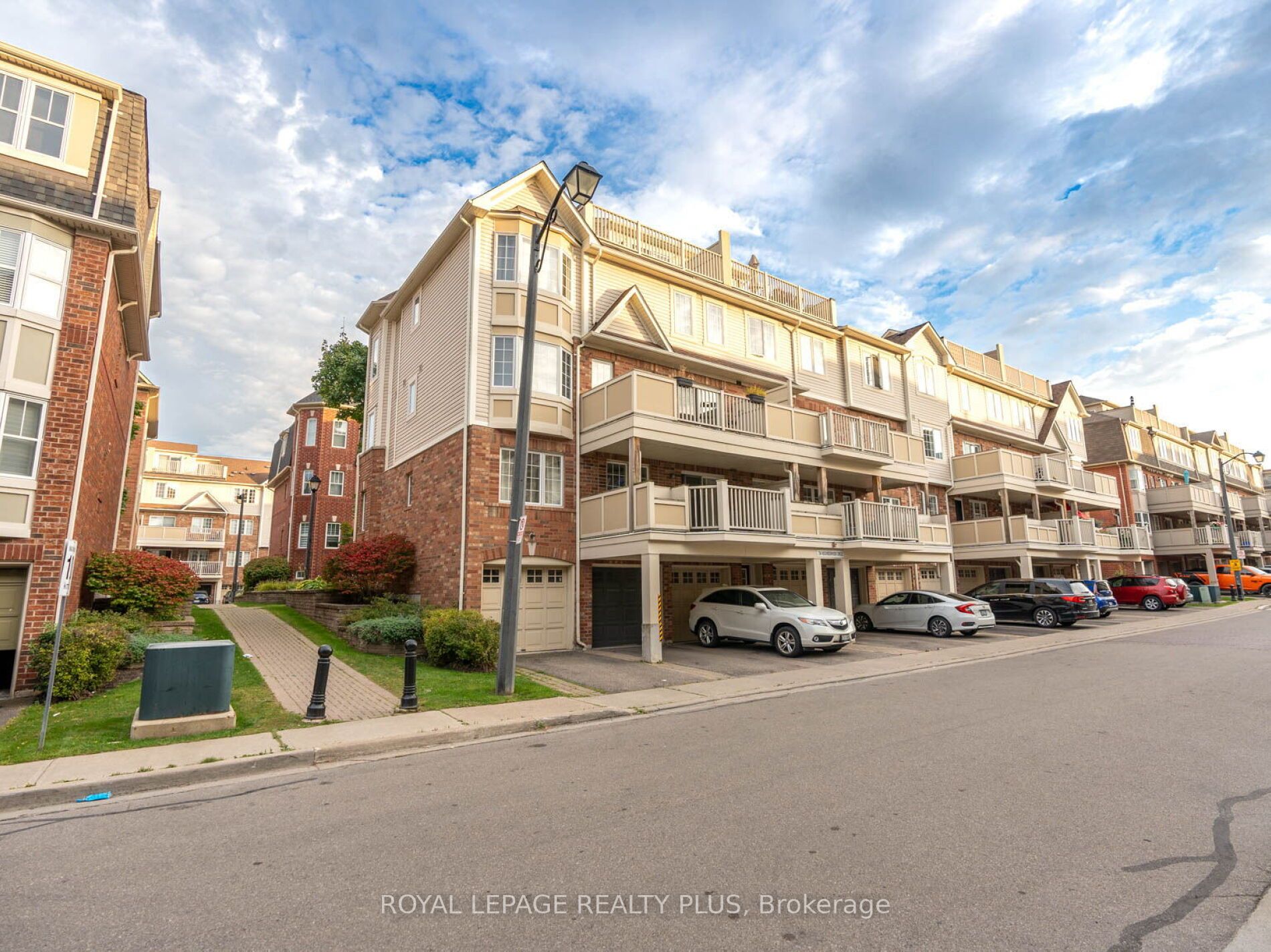 784 Neighbourhood Circ, #2