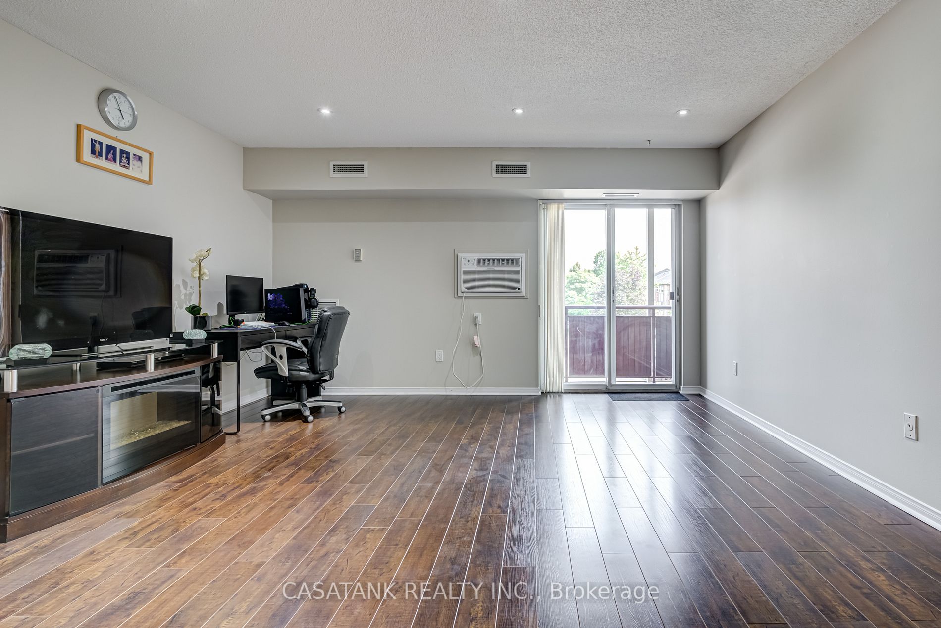211 Forum Dr, #210A