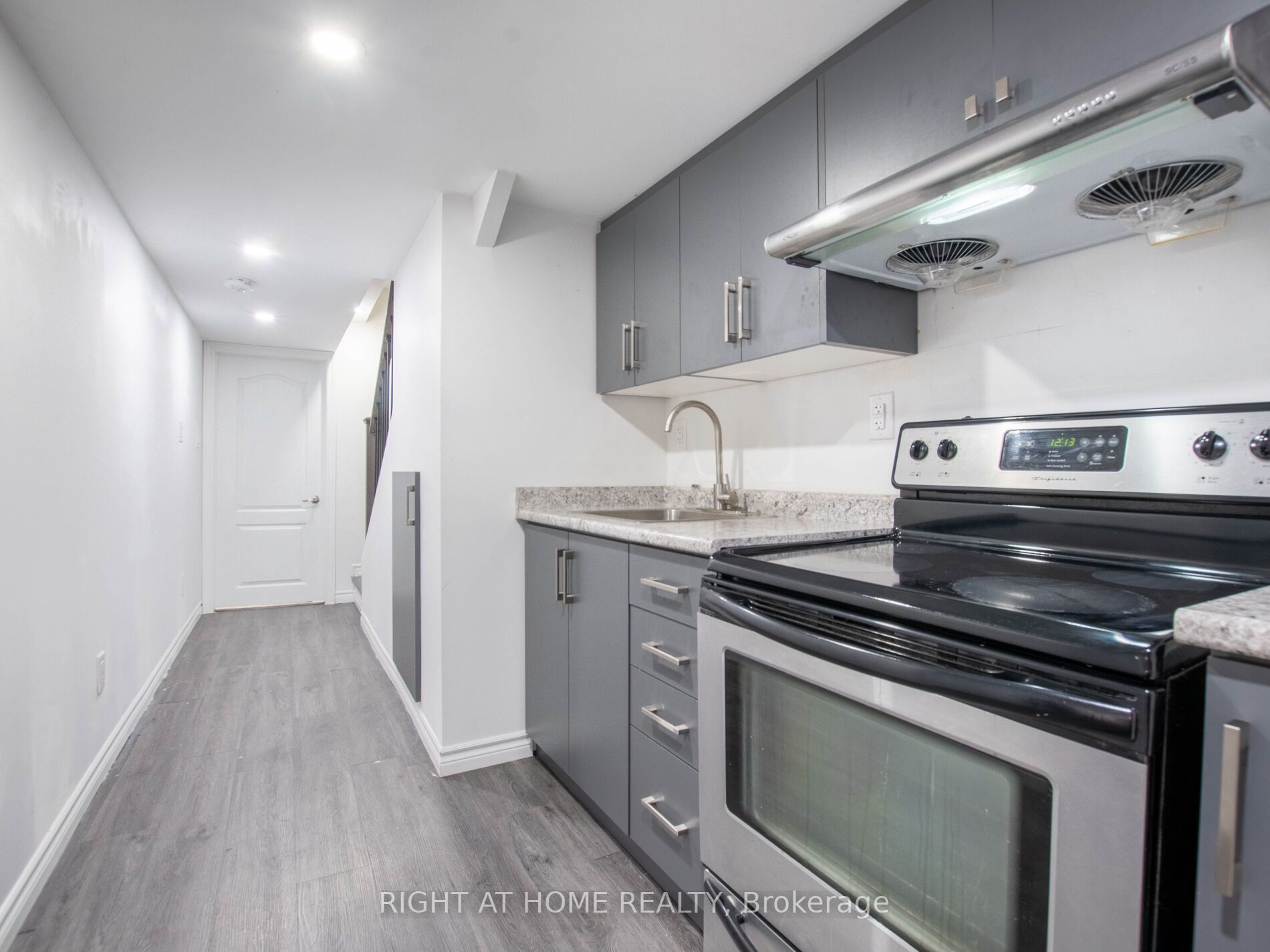 41 Queenpost Dr