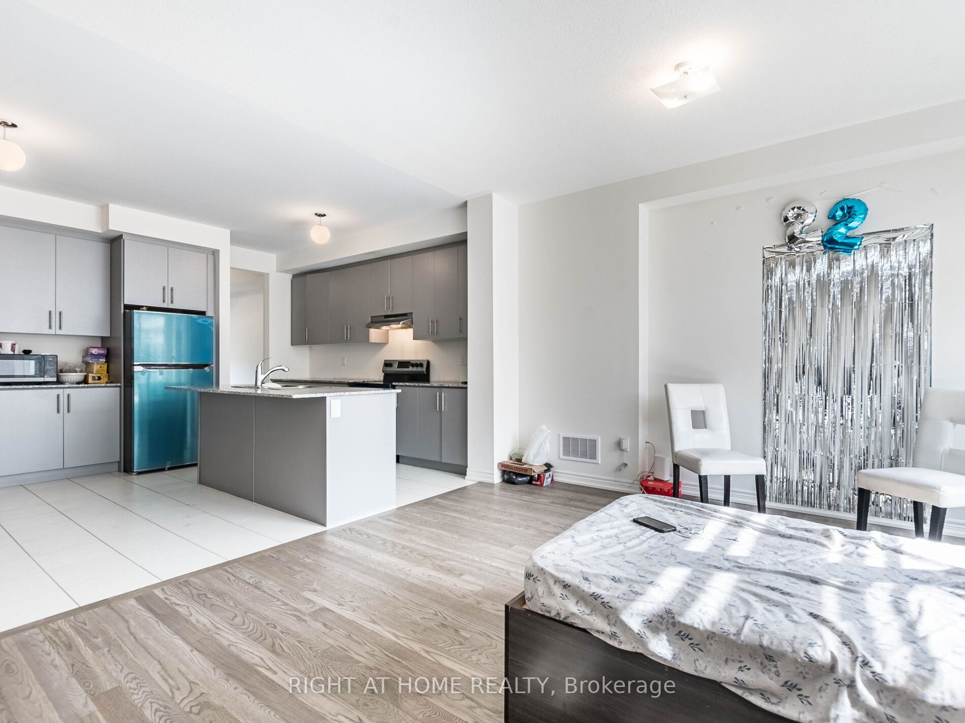 41 Queenpost Dr