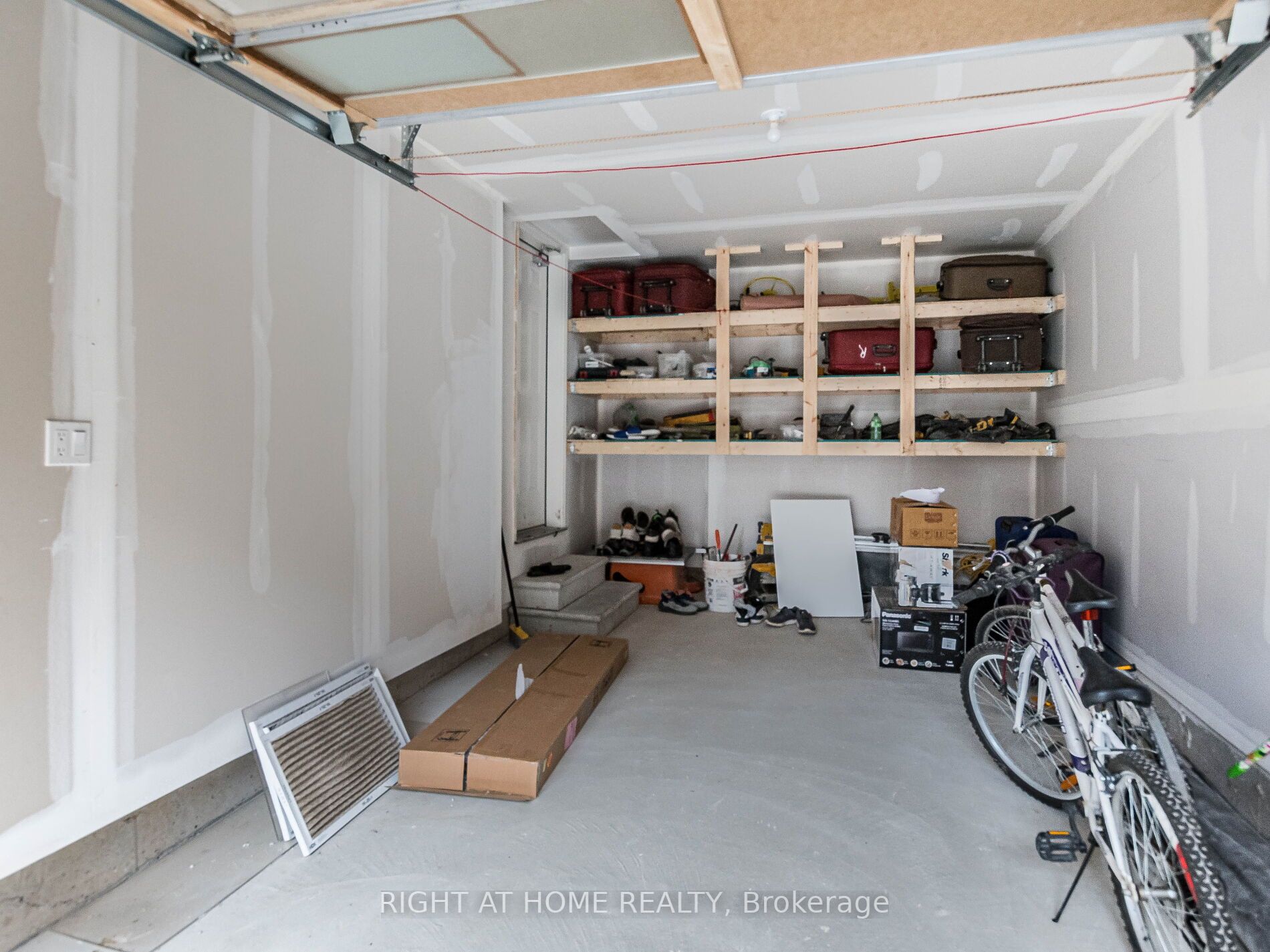 41 Queenpost Dr