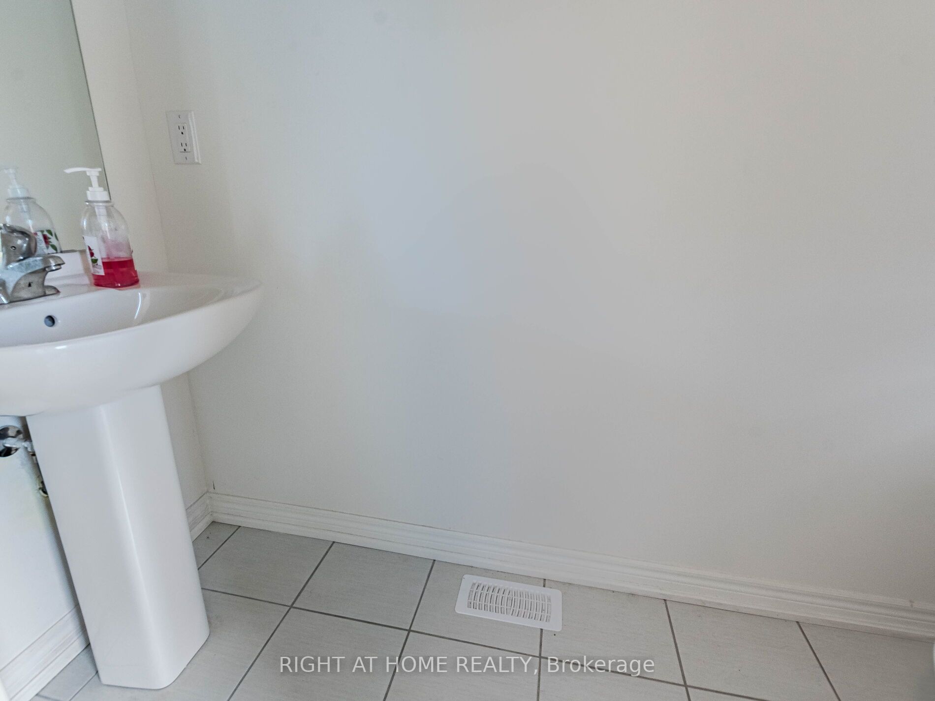 41 Queenpost Dr