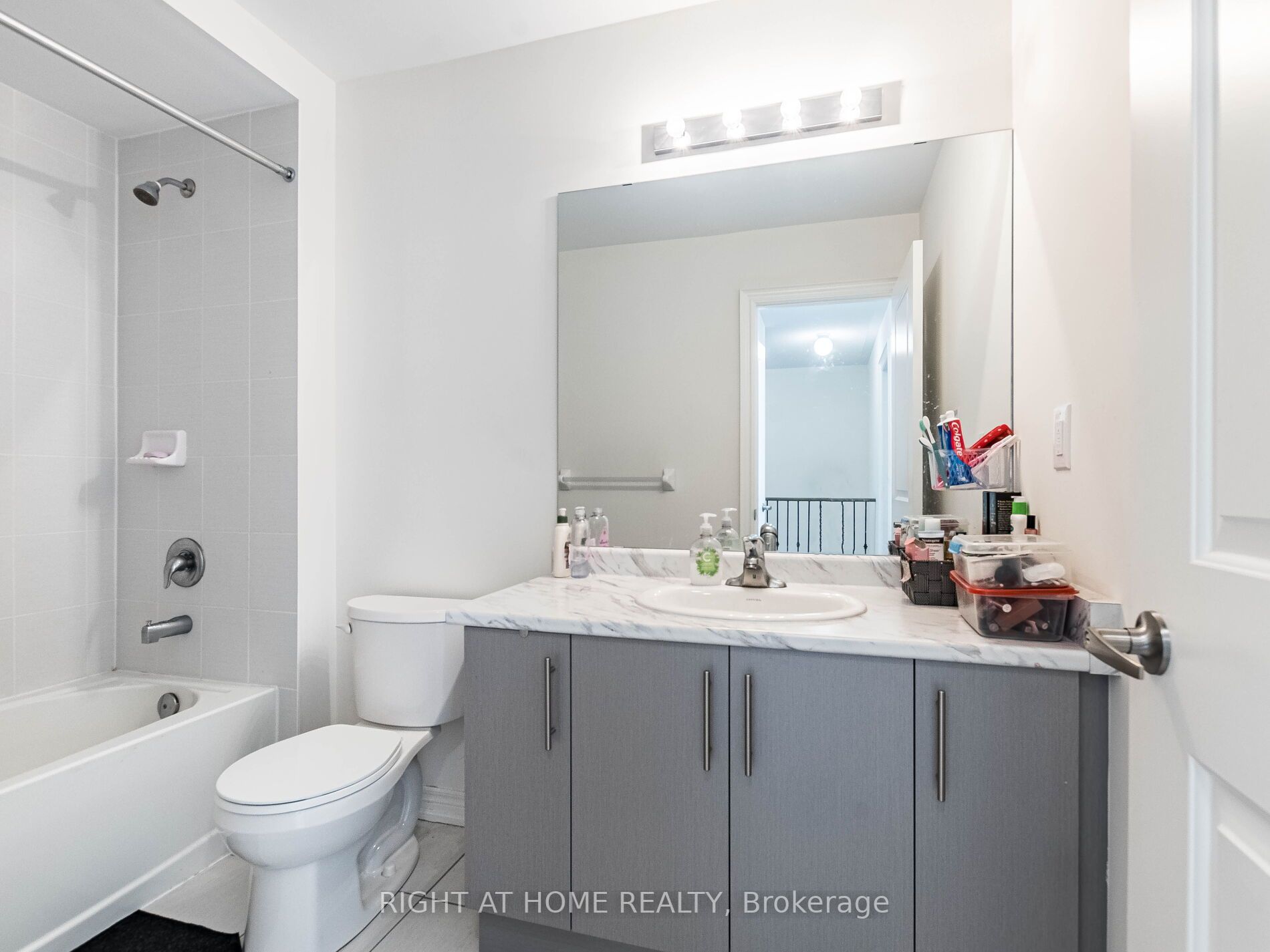 41 Queenpost Dr