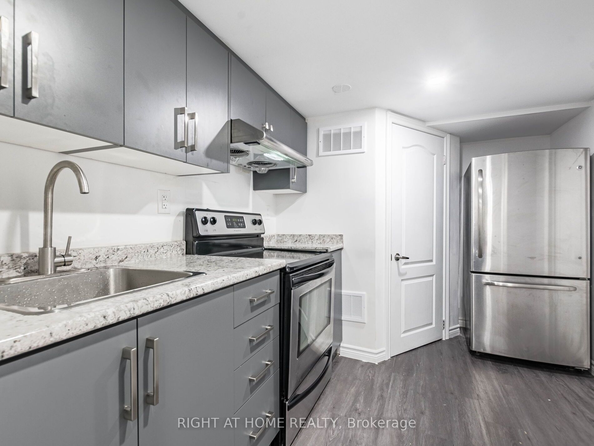 41 Queenpost Dr