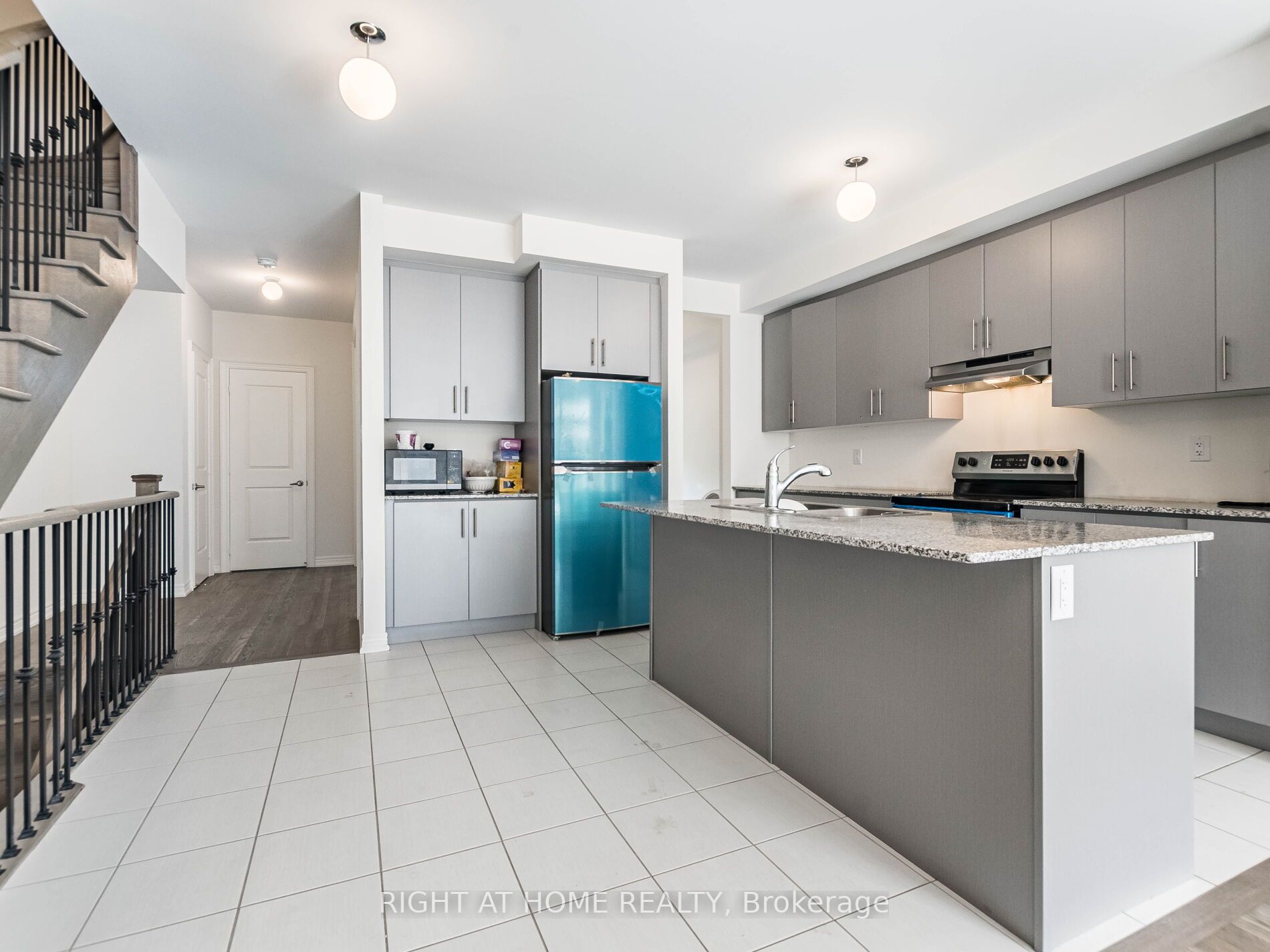 41 Queenpost Dr