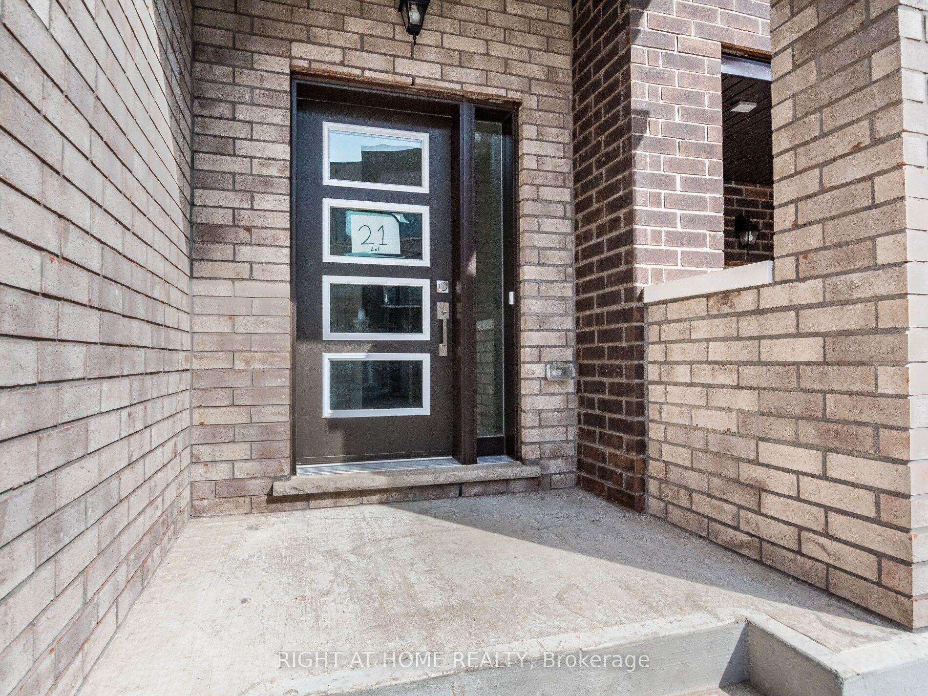 41 Queenpost Dr