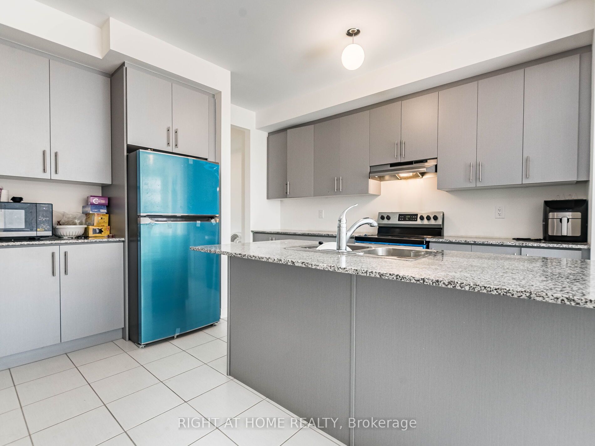 41 Queenpost Dr