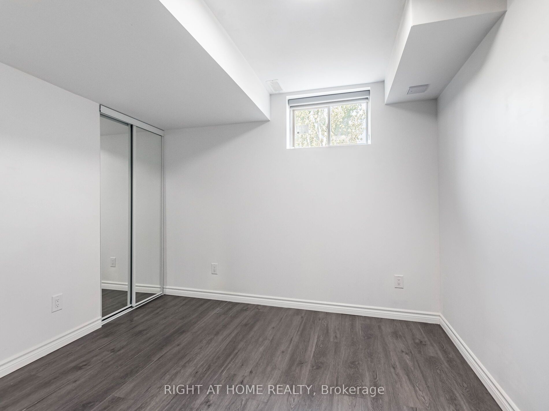 41 Queenpost Dr