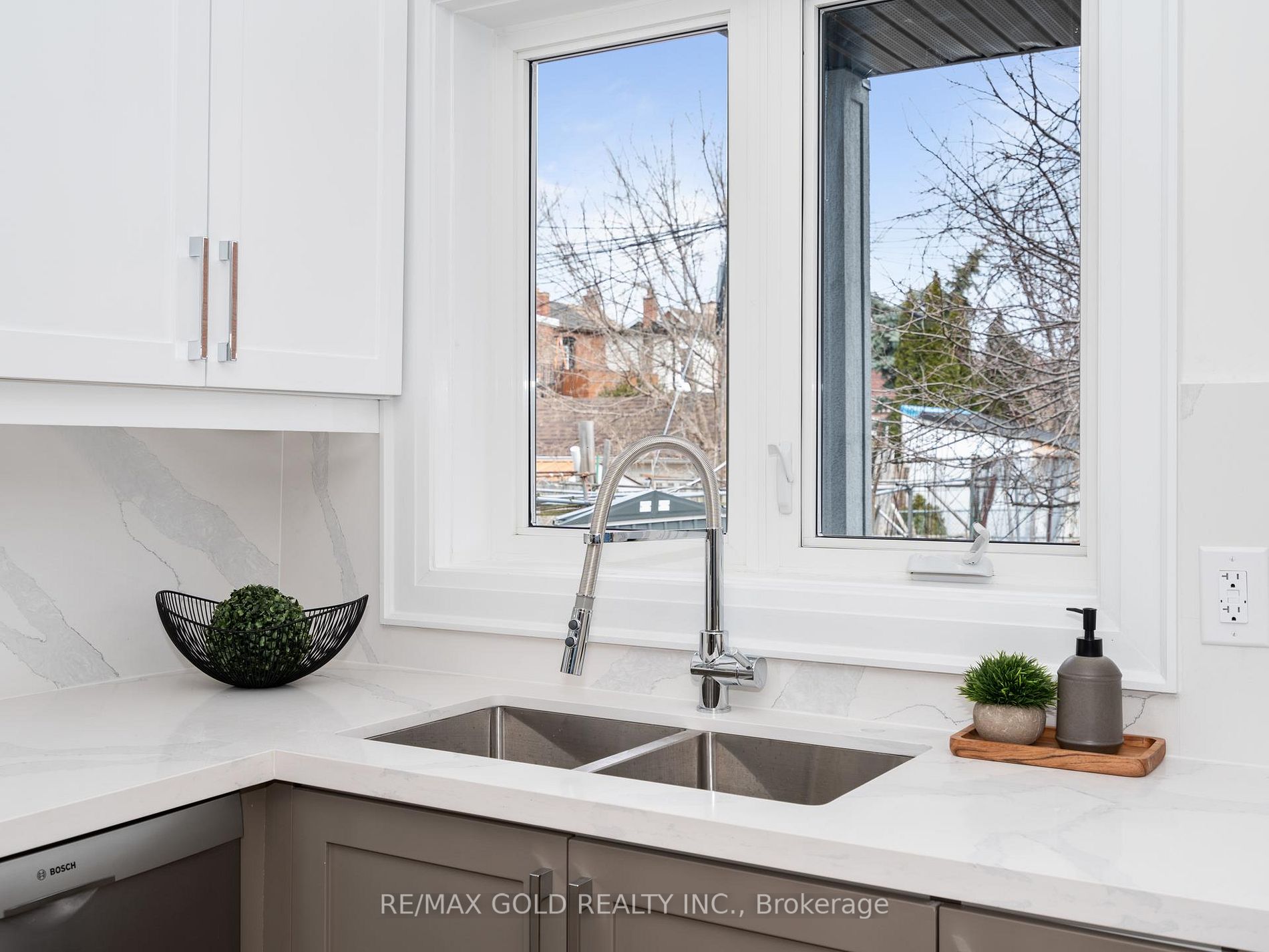 1007 Ossington Ave