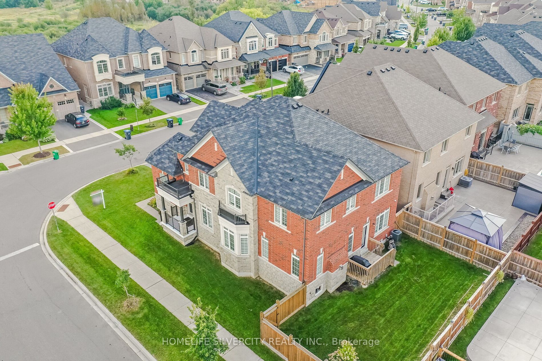 2 Maple Trail Rd W