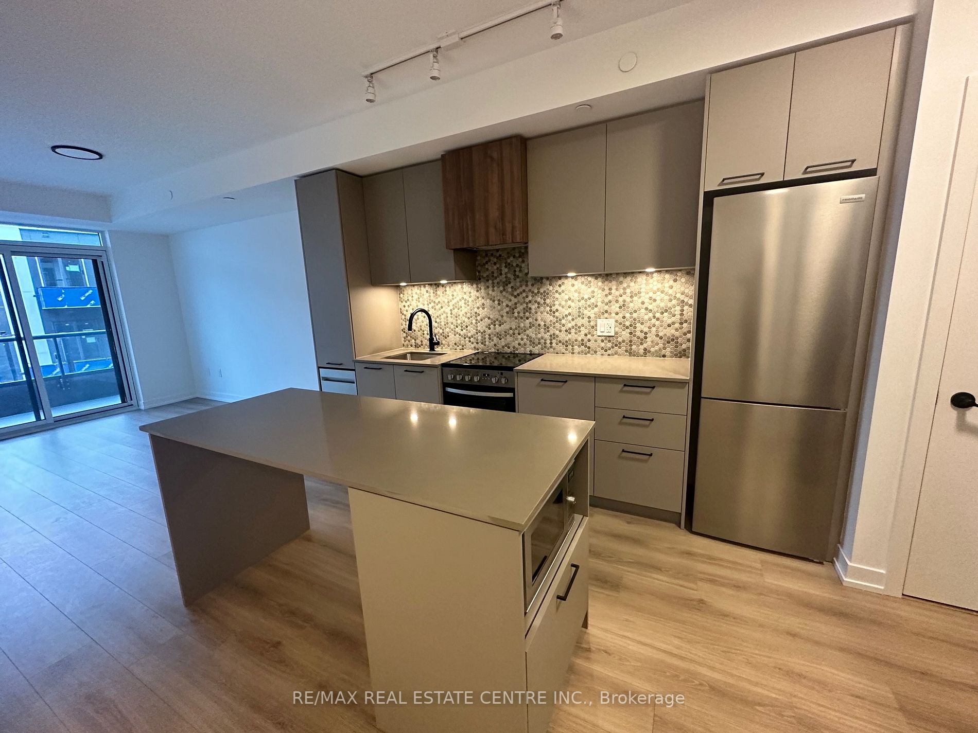 10 Lagerfeld Dr, #202