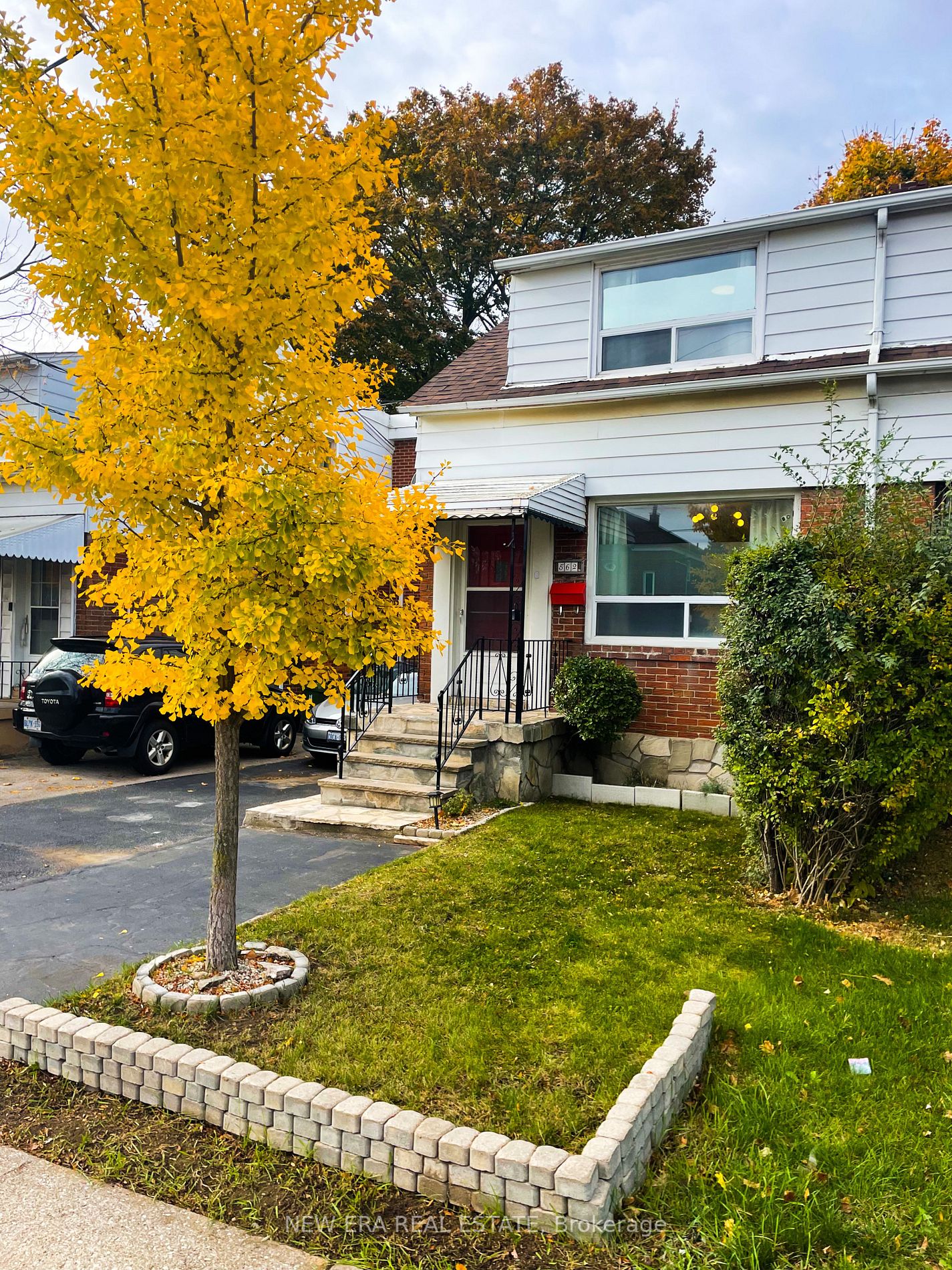 562 Royal York Rd