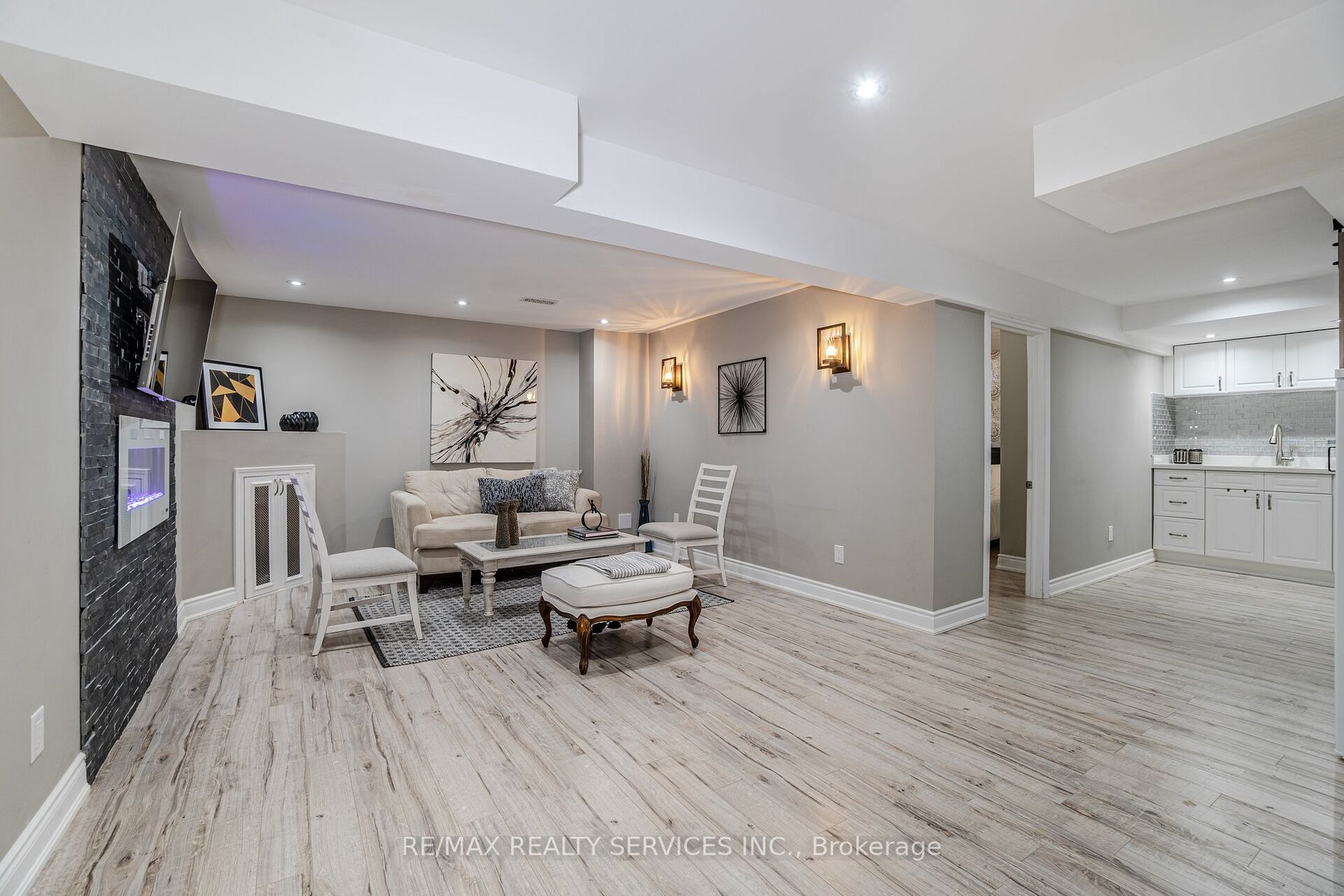 930 Farmstead Dr