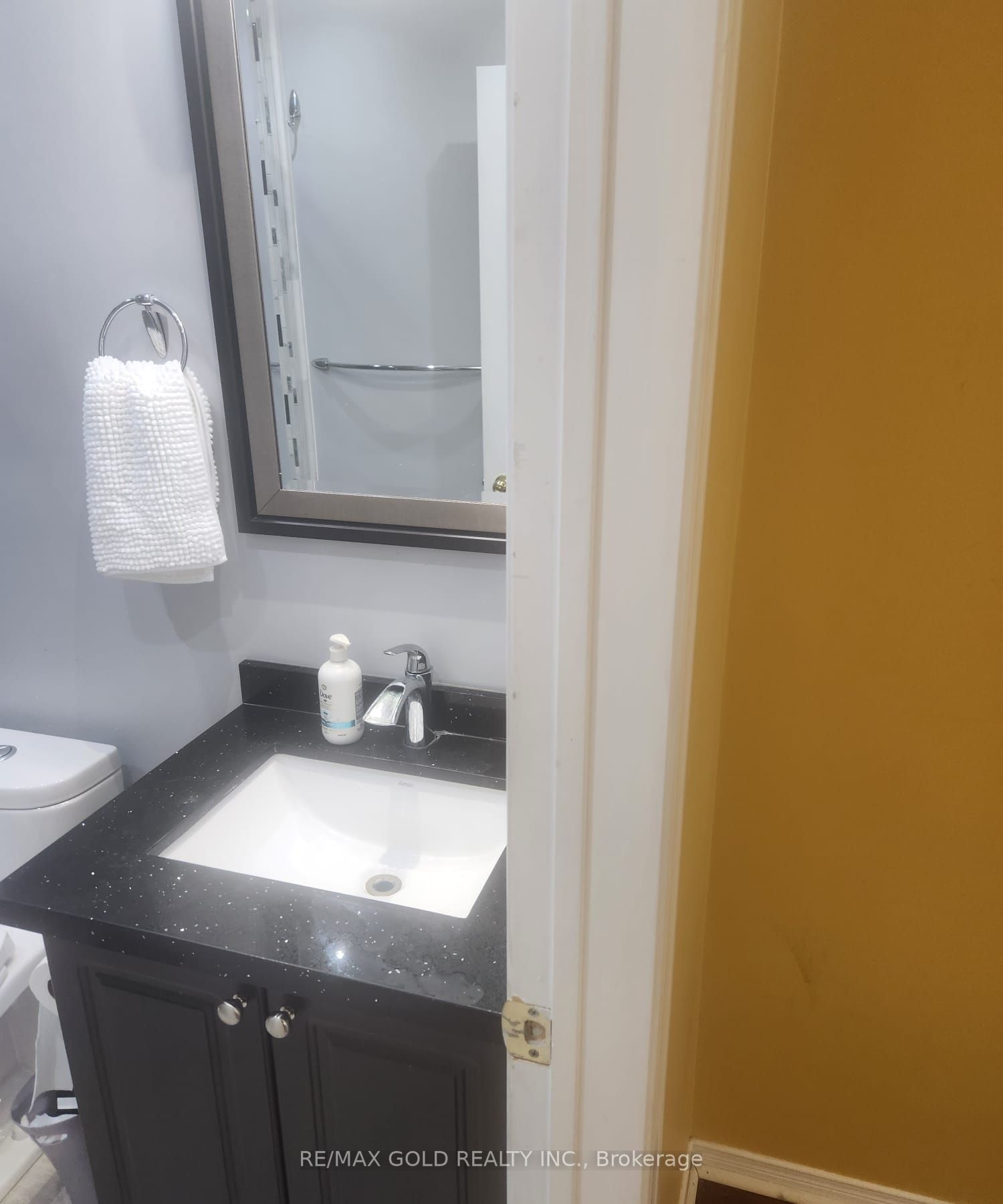 15 Nina Pl, #Upper