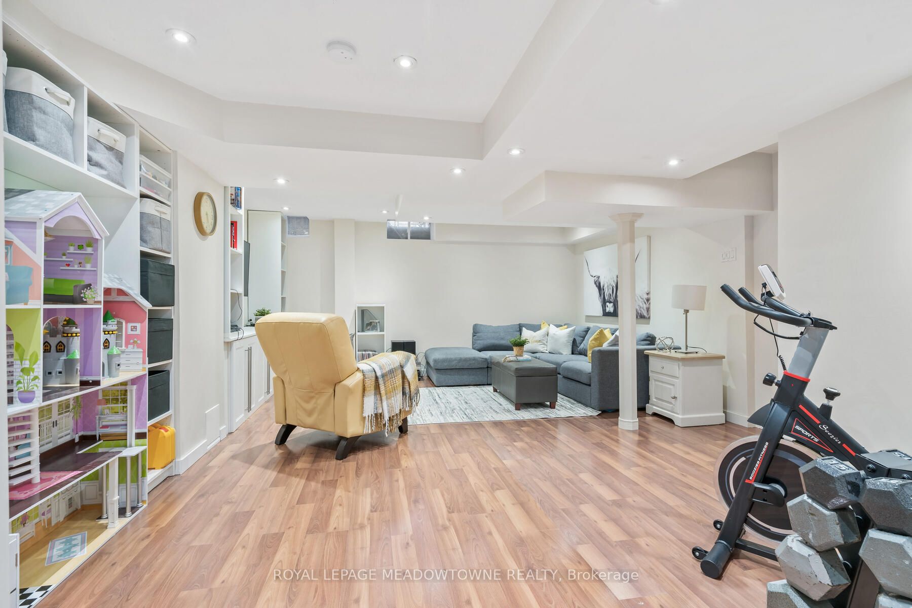74 Mowat Cres