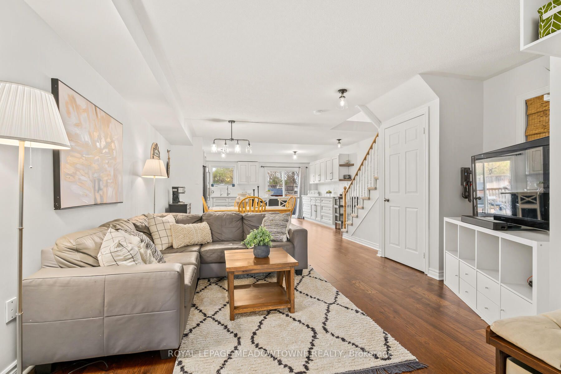 74 Mowat Cres