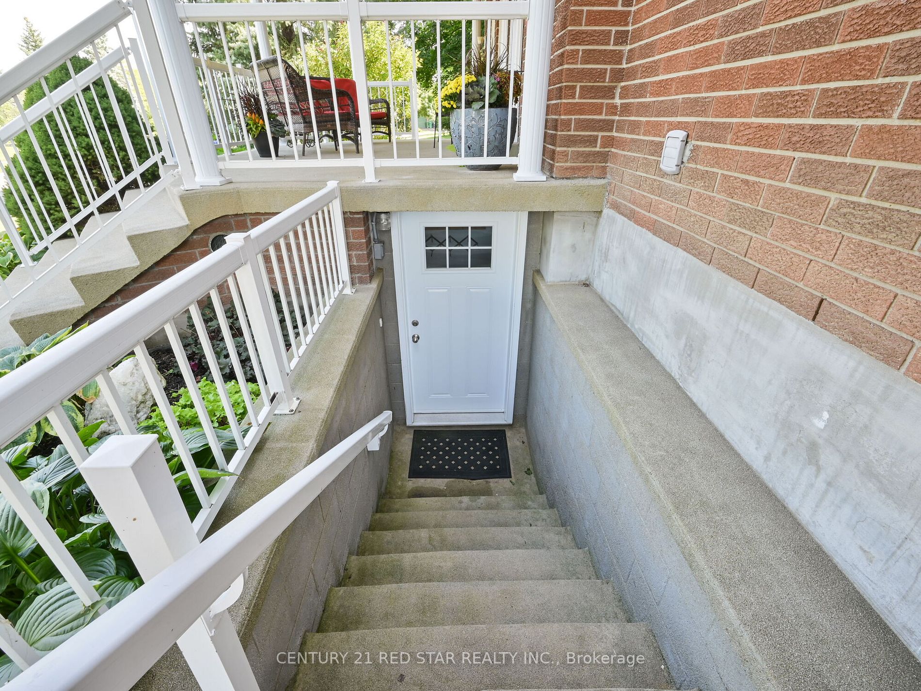 240 Longwood Dr