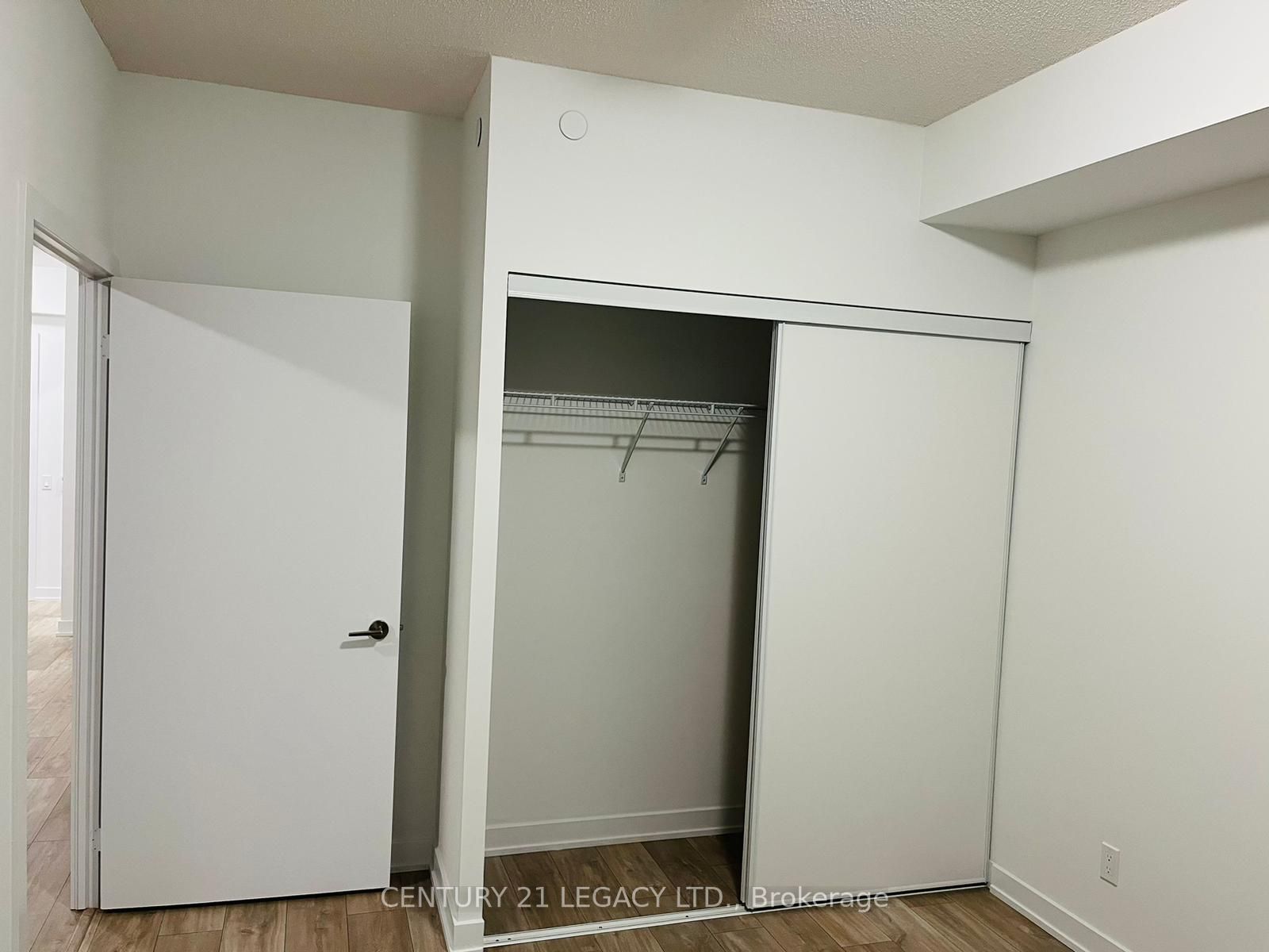 251 Manitoba St S, #1403