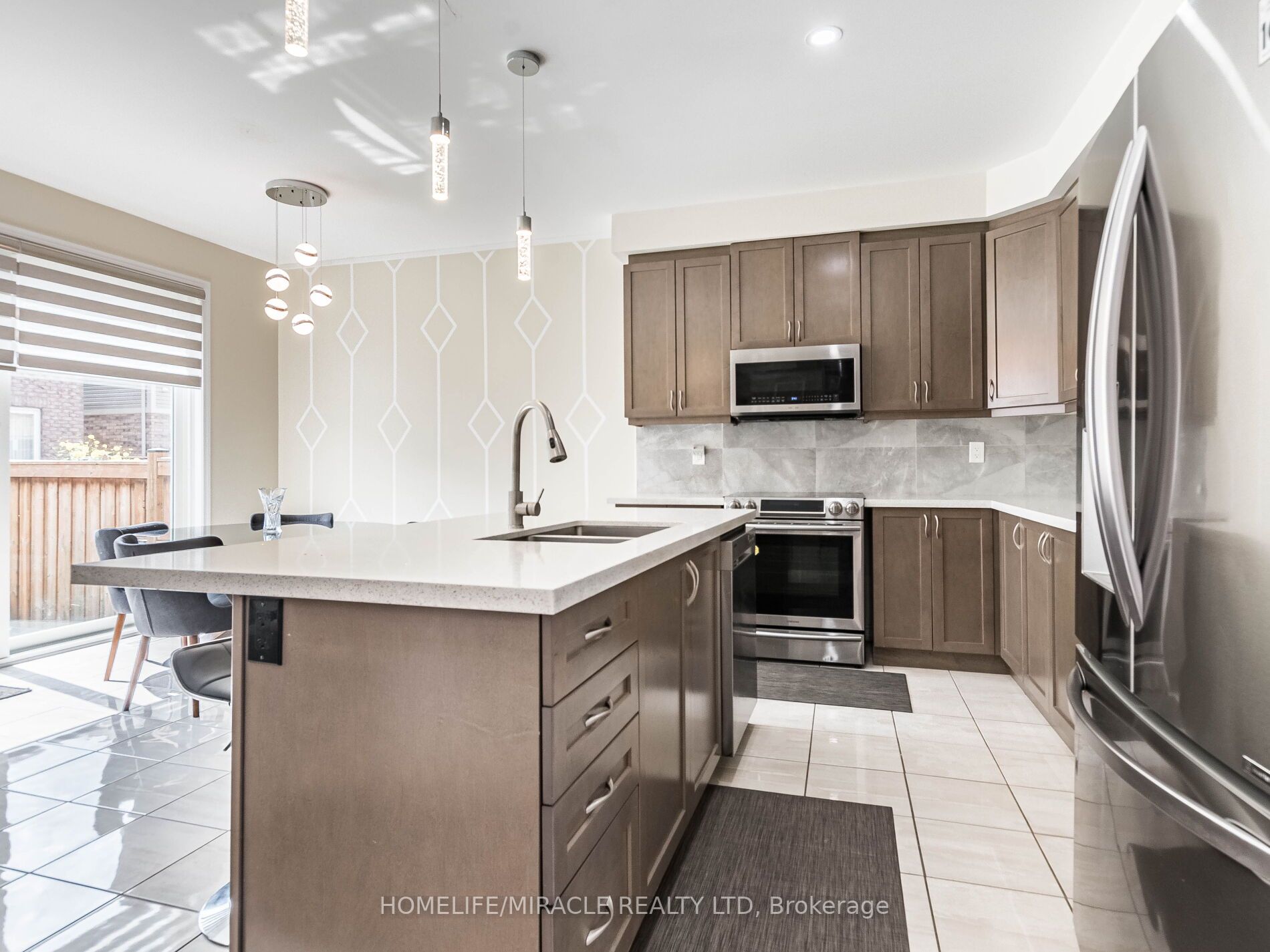 8 Feeder St