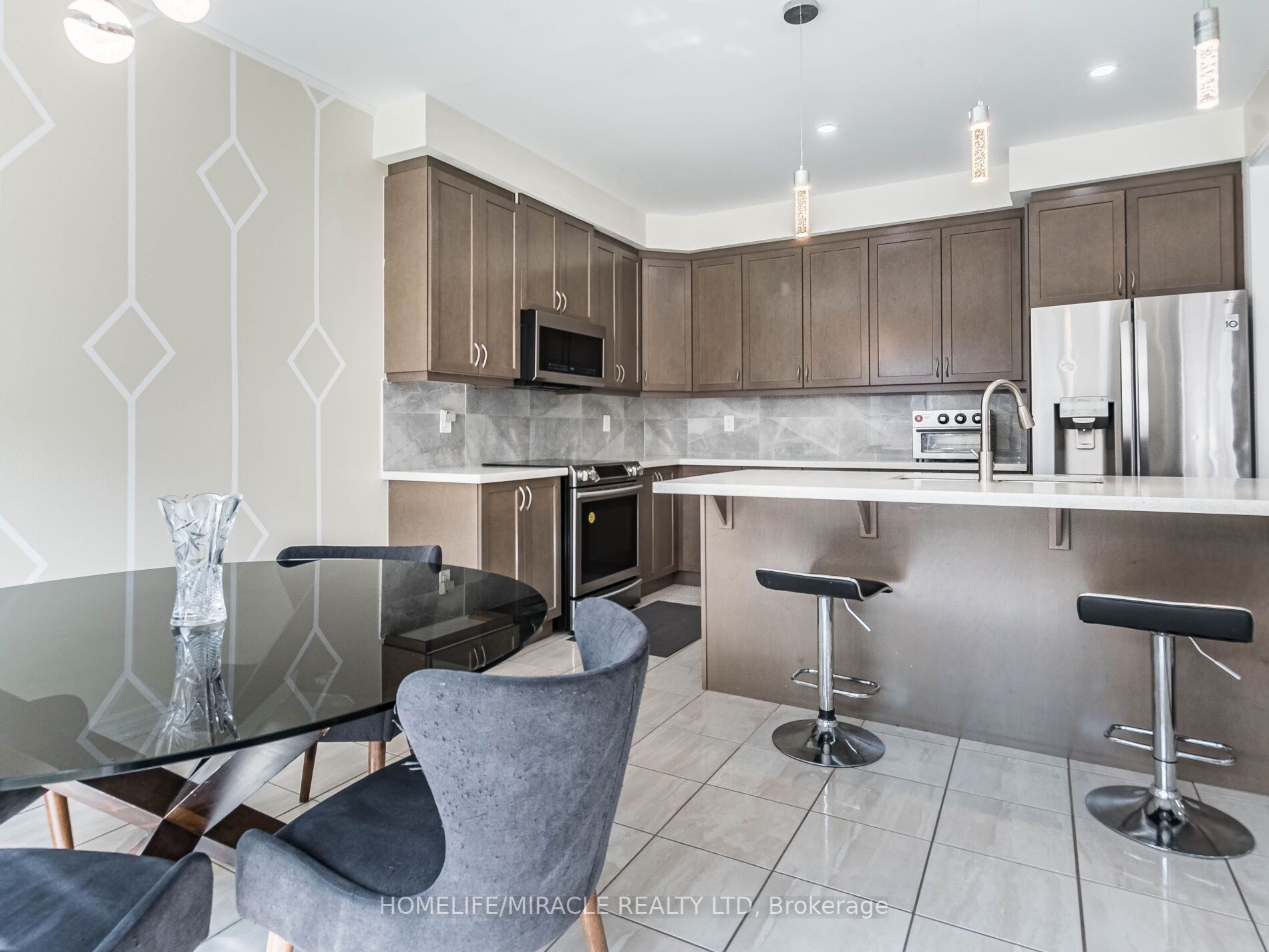 8 Feeder St