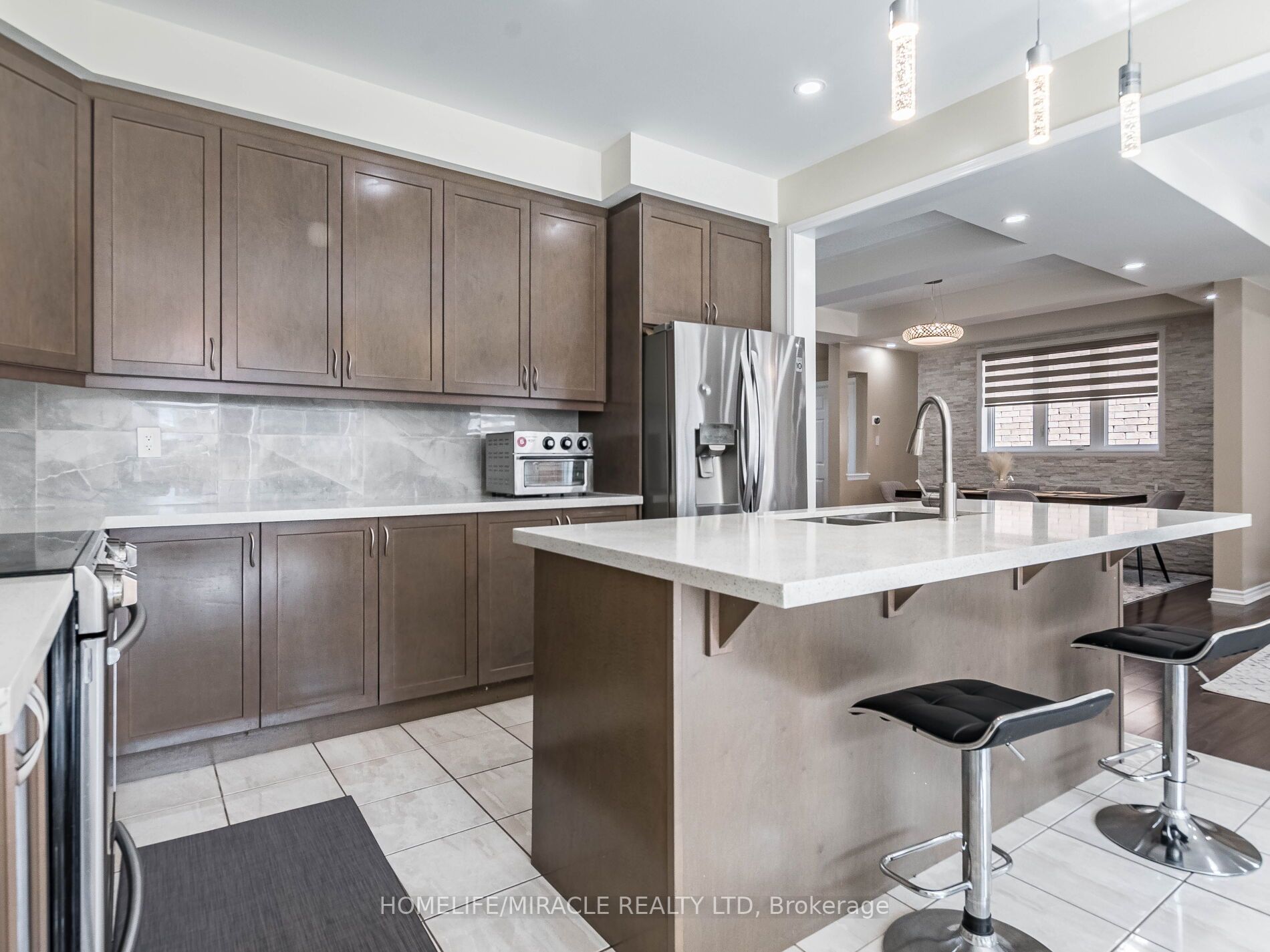 8 Feeder St