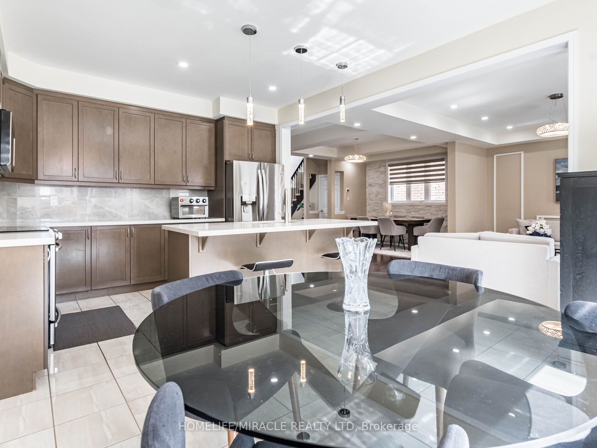 8 Feeder St