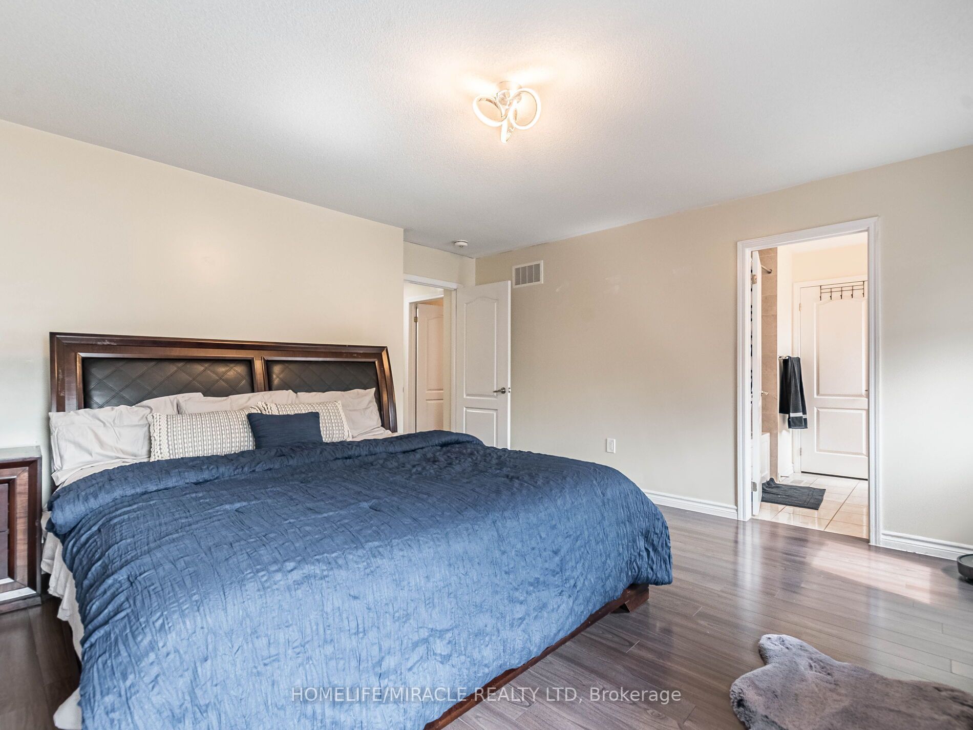8 Feeder St