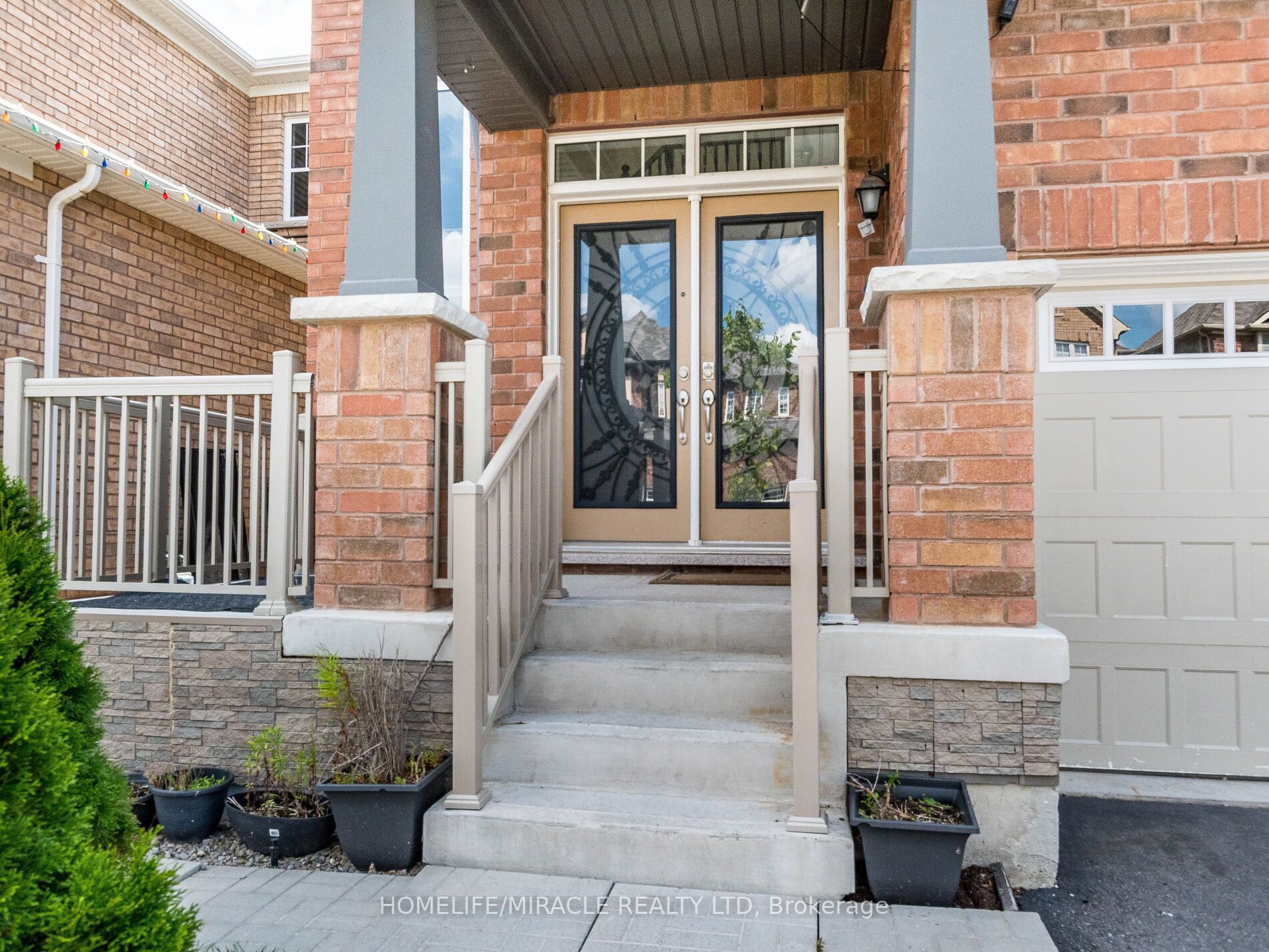 8 Feeder St