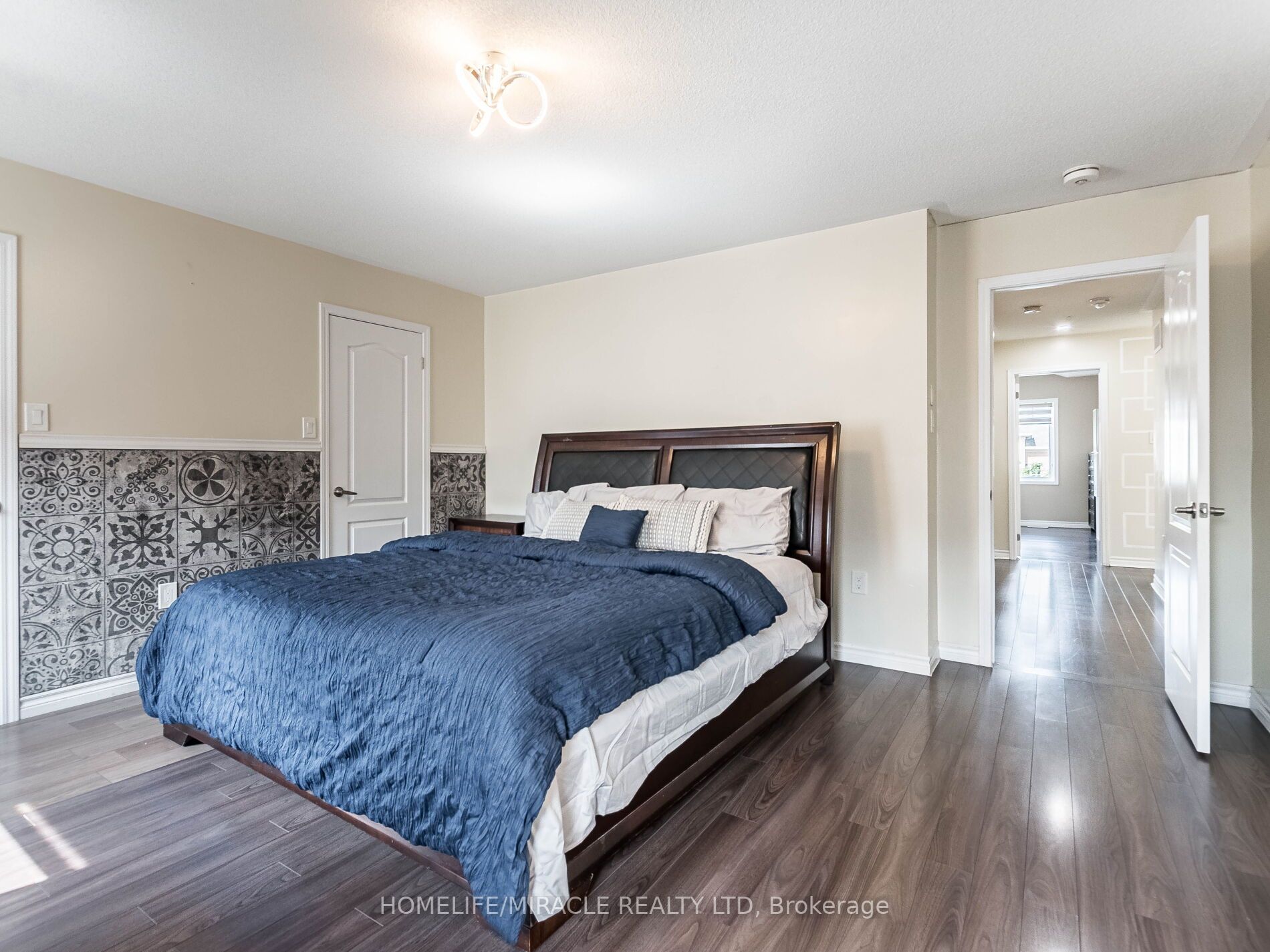 8 Feeder St
