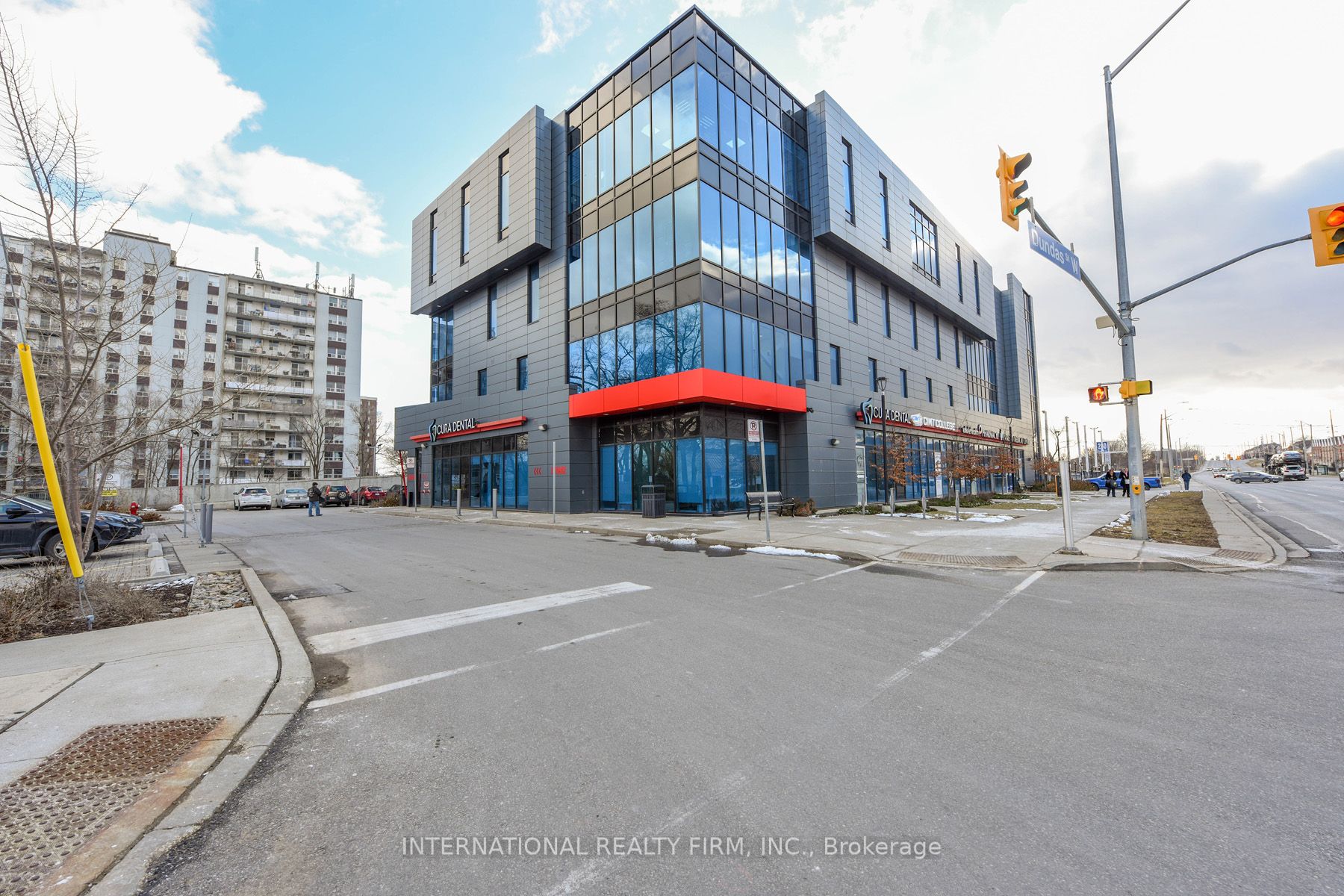 250 Dundas St W, #401