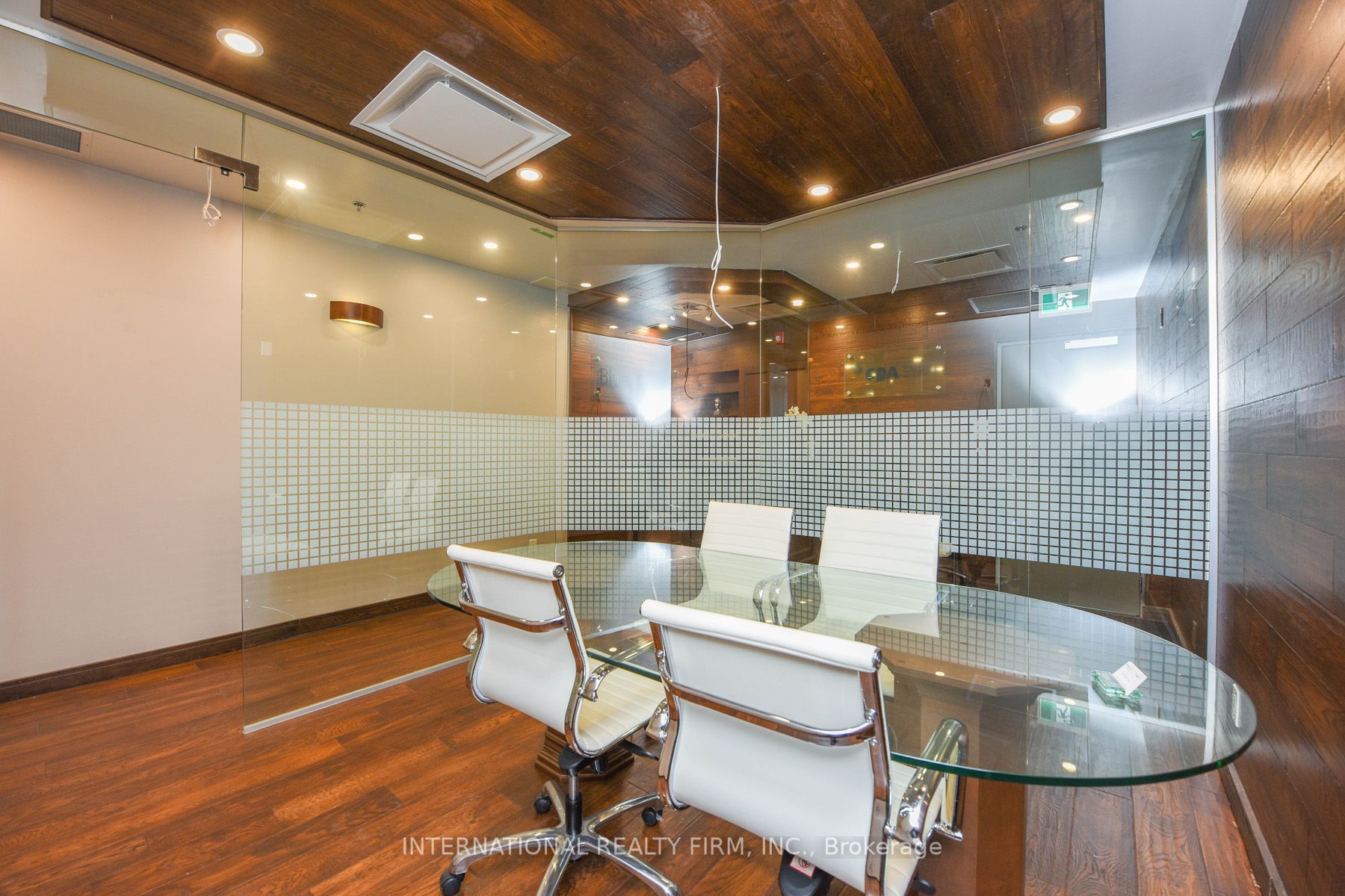 250 Dundas St W, #401