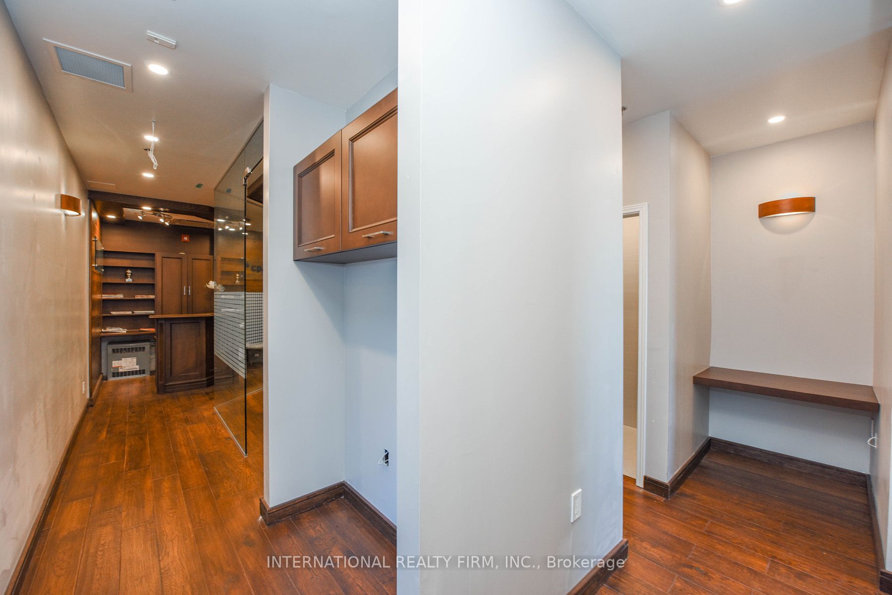 250 Dundas St W, #401