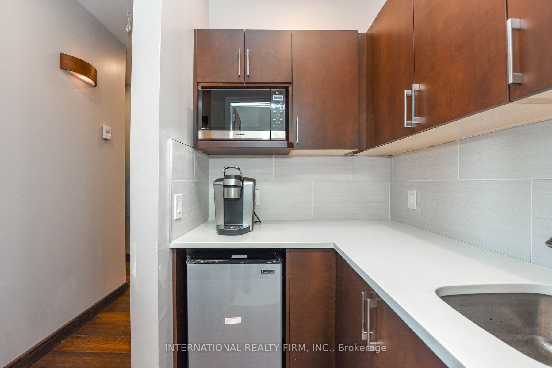 250 Dundas St W, #401
