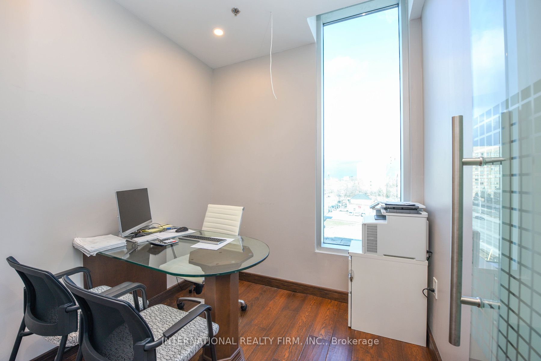 250 Dundas St W, #401