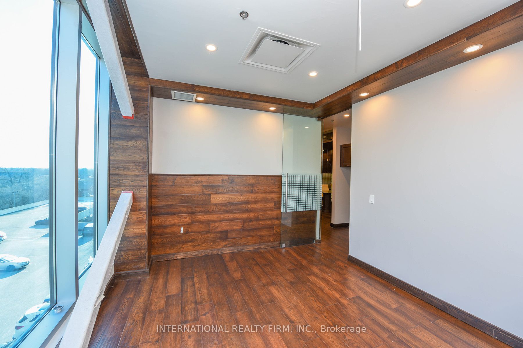 250 Dundas St W, #401