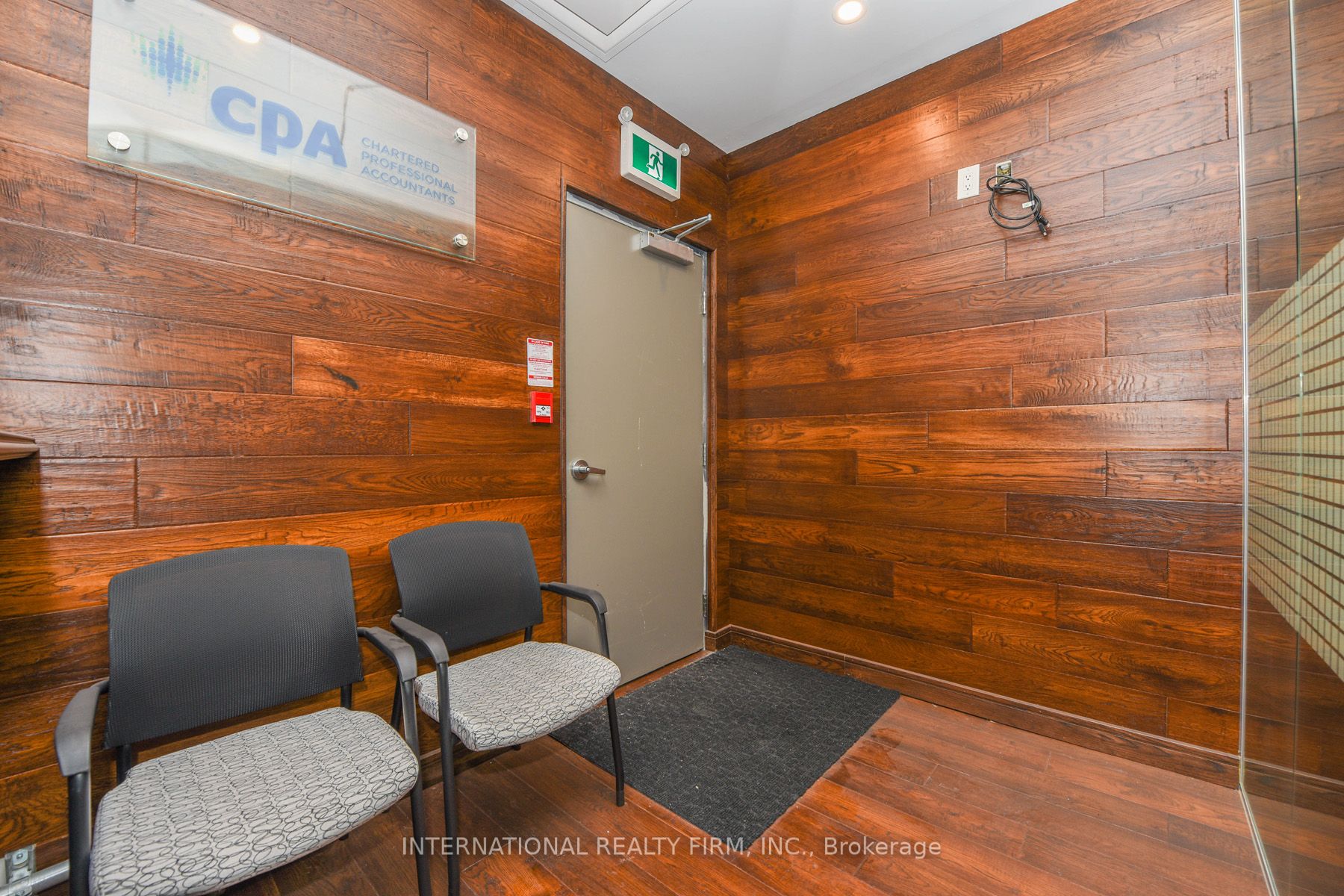 250 Dundas St W, #401