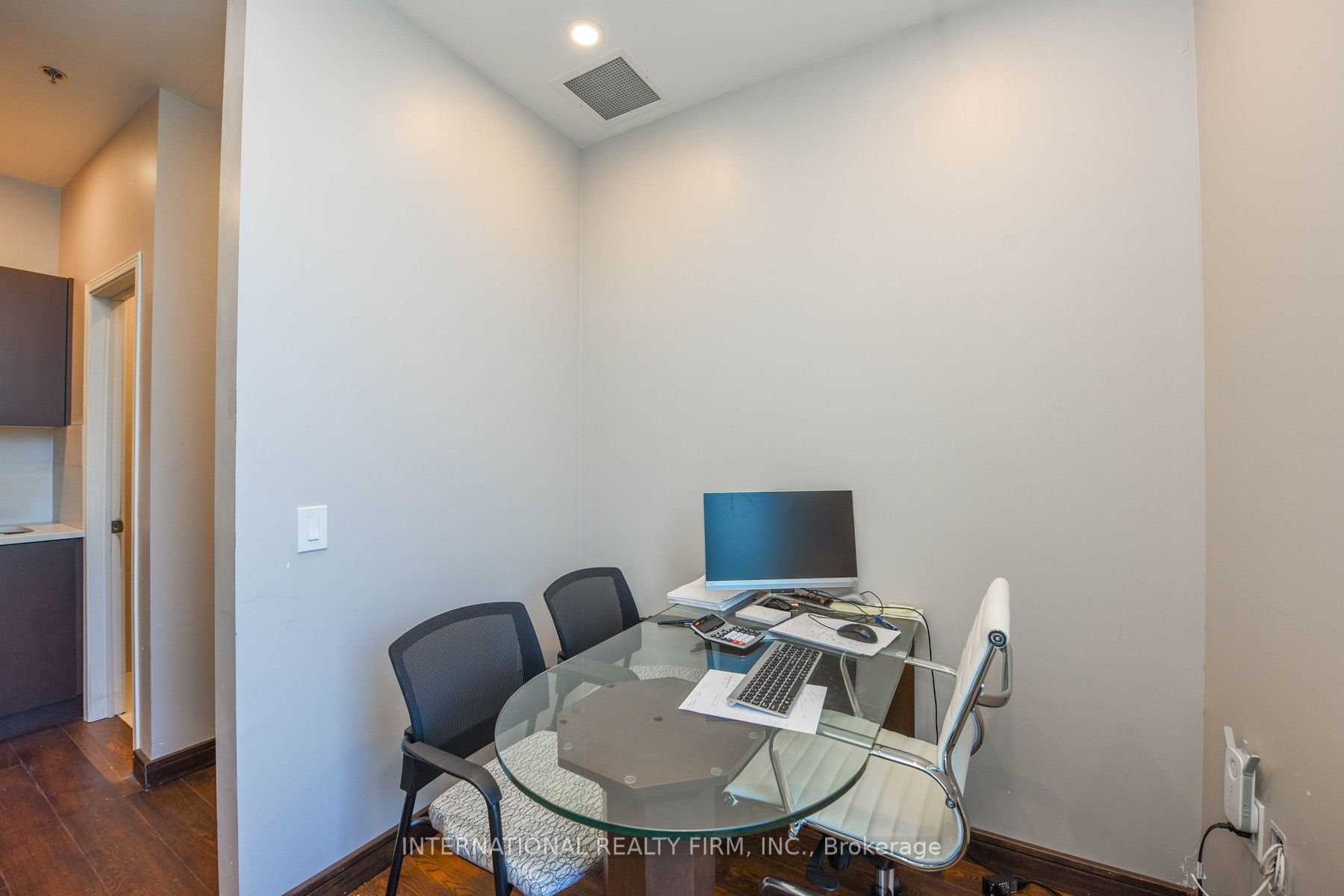 250 Dundas St W, #401
