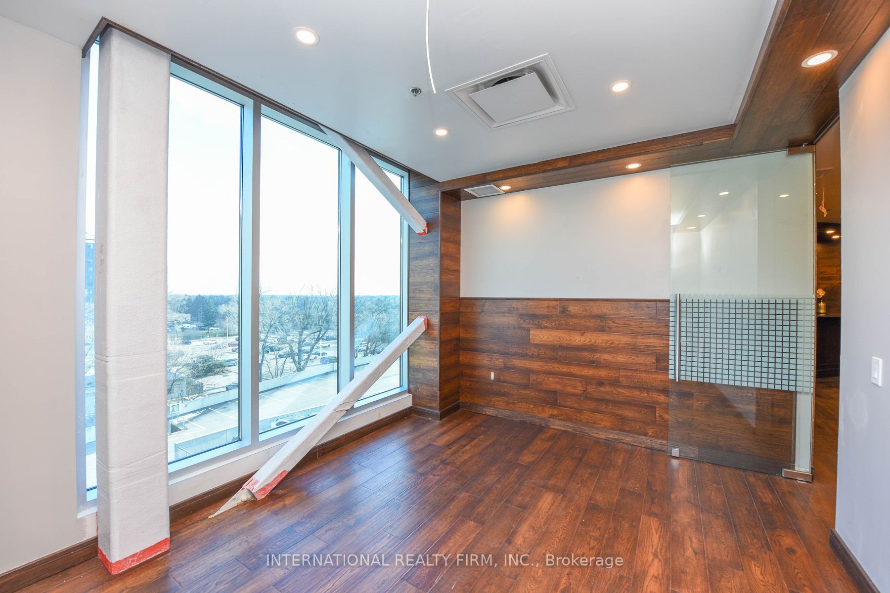 250 Dundas St W, #401