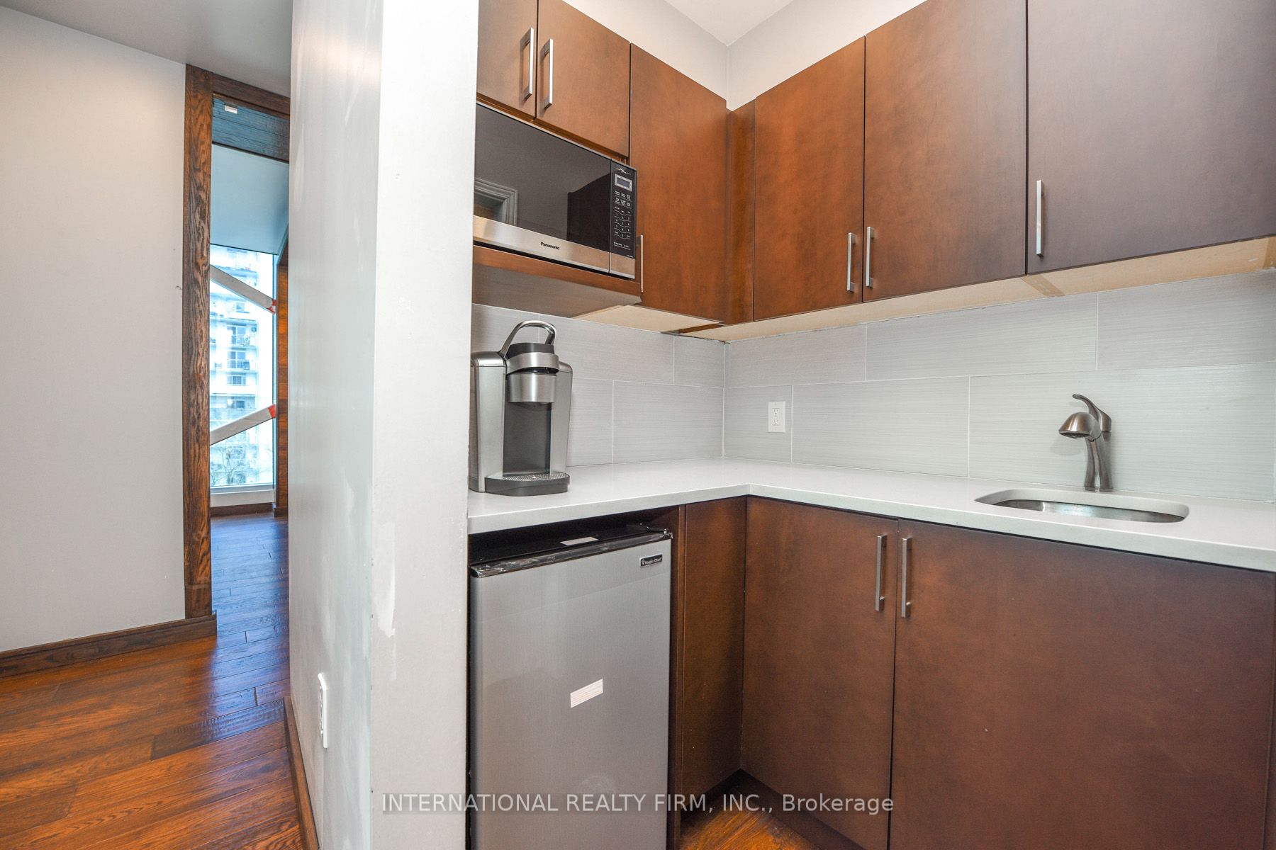 250 Dundas St W, #401
