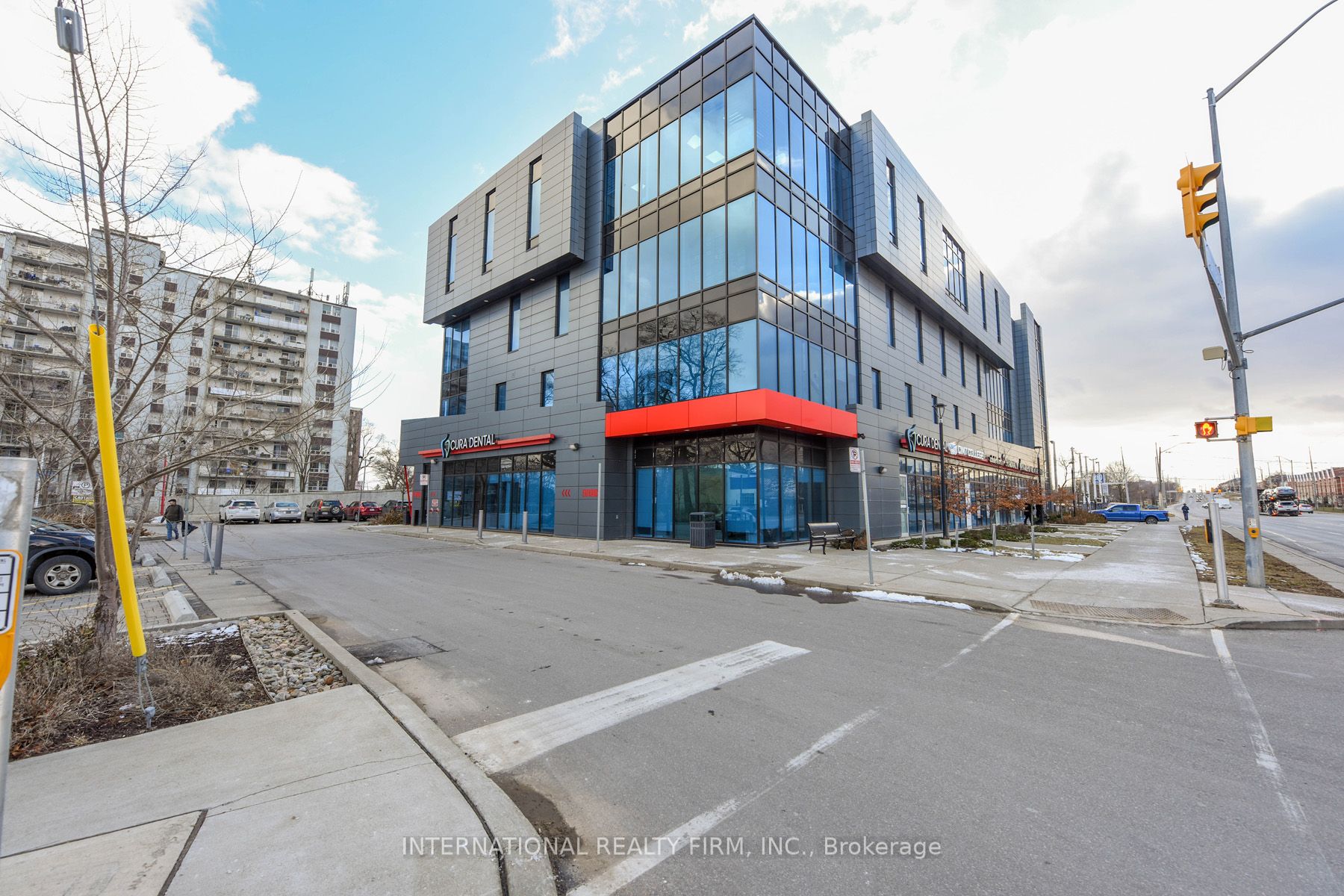 250 Dundas St W, #401